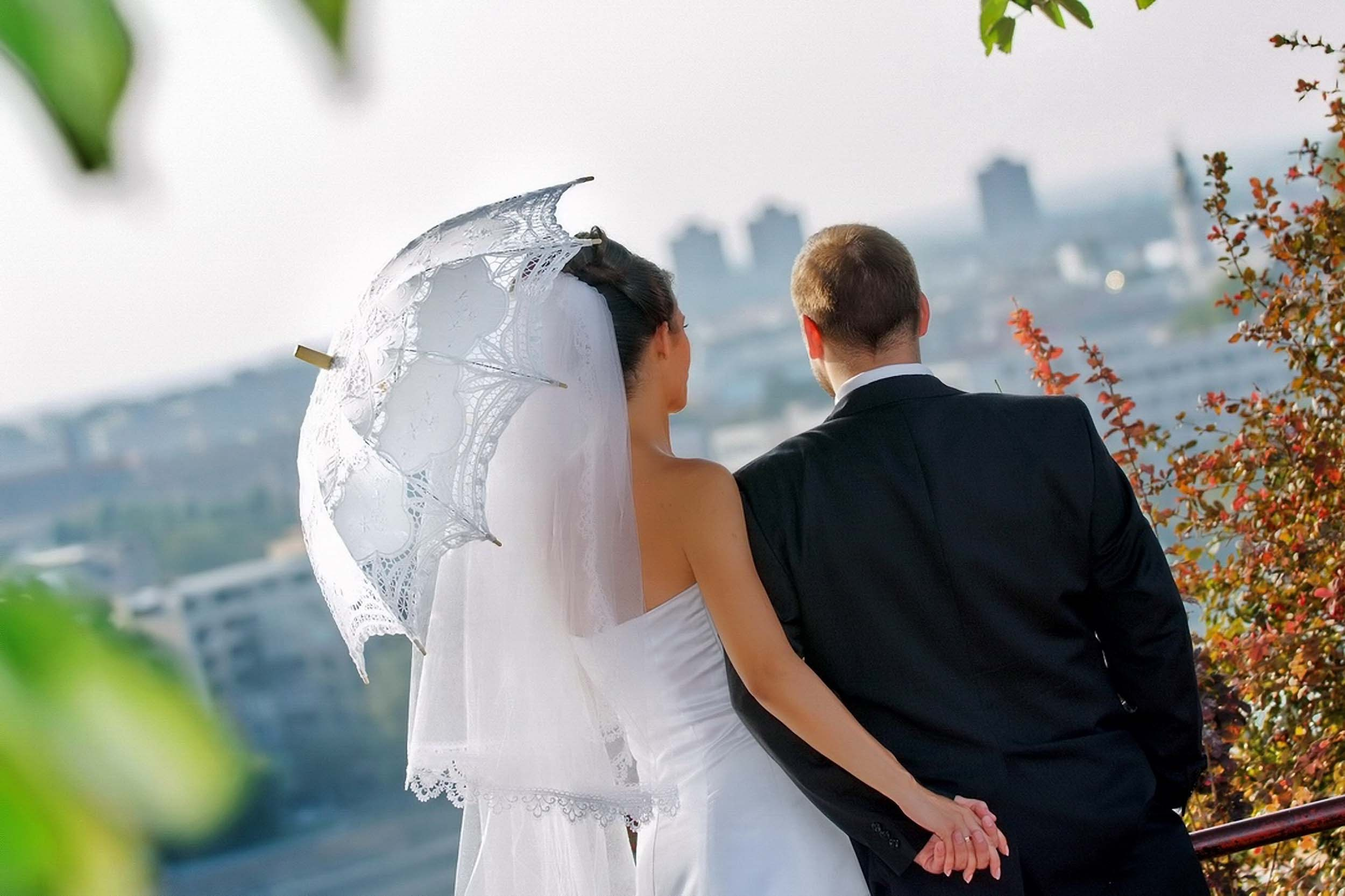 Romantičan trenutak mladenaca na Petrovaradinskoj tvrđavi sa pogledom na panoramu grada Novog Sada