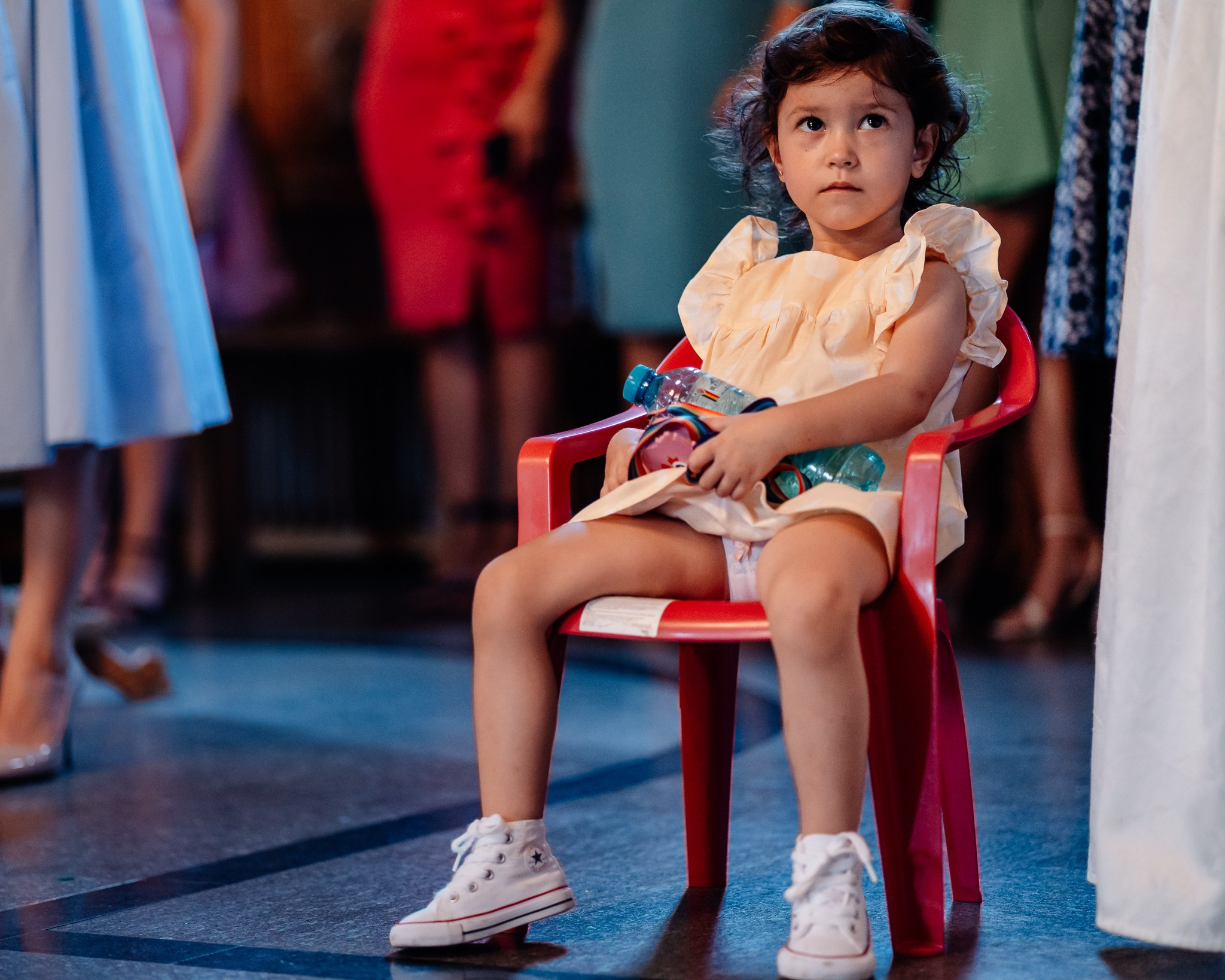 Moment emoționant între miri în ziua nunții, surprins într-un cadru natural și romantic, la Conacul din Livada. Fotografie de nuntă profesională, editată artistic pentru a evidenția emoția și eleganța evenimentului.