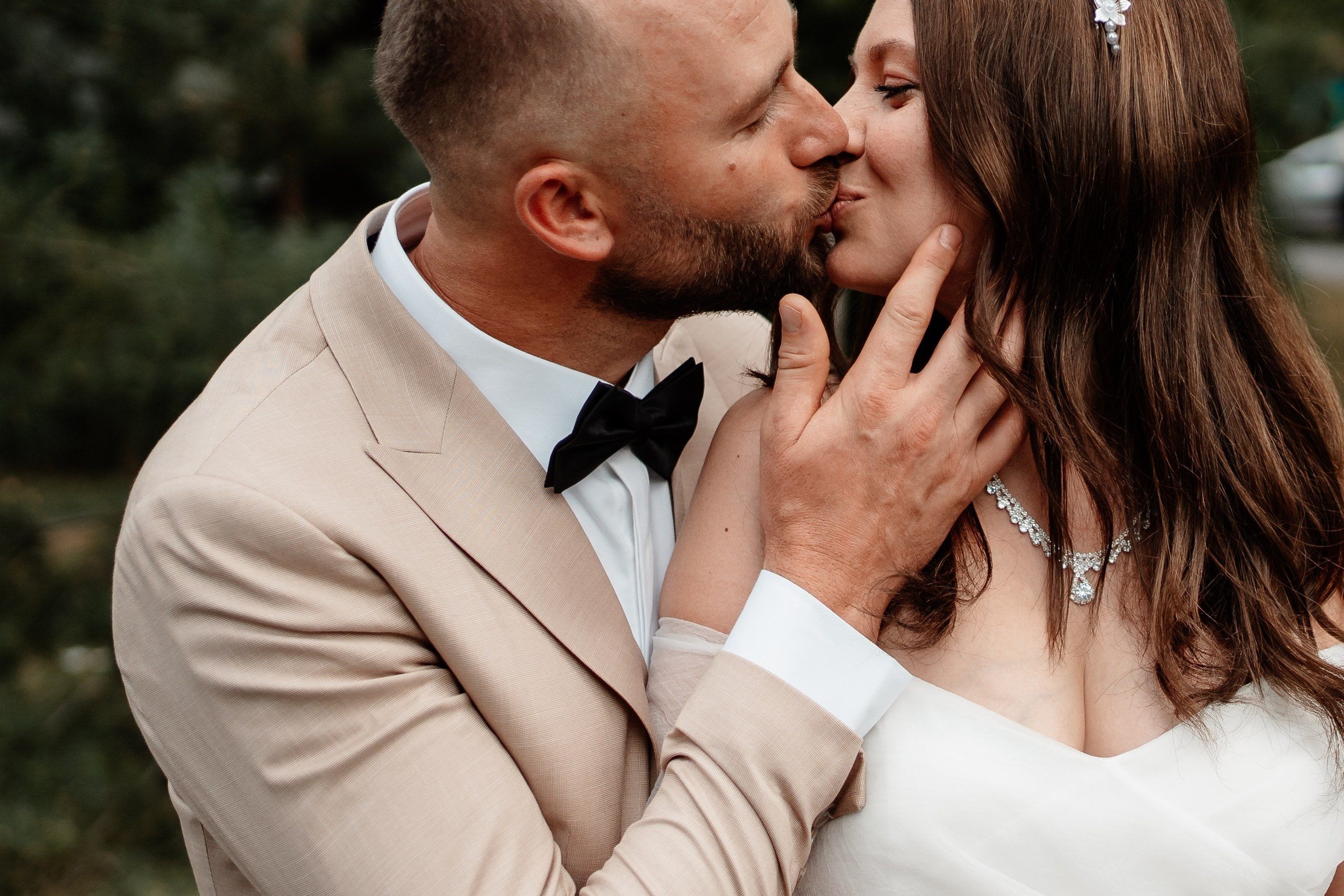 Miri fericiți în fața oficiului stării civile din Bucuresti, Sector 1, celebrând începutul unei noi vieți împreună. Fotografie de cununie civilă, capturând naturalețea și bucuria momentului special.