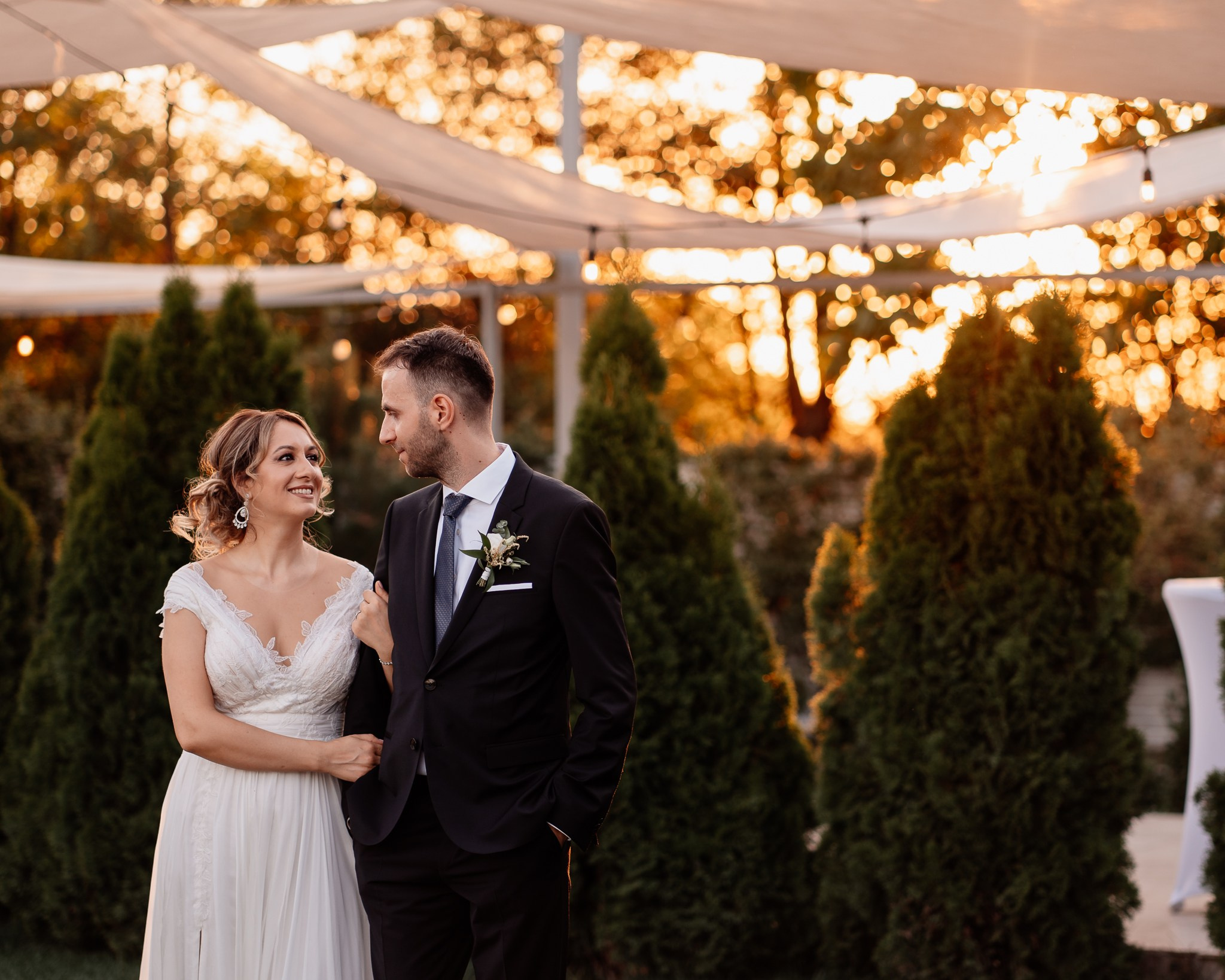 Moment emoționant între miri în ziua nunții, surprins într-un cadru natural și romantic, la Conacul din Livada. Fotografie de nuntă profesională, editată artistic pentru a evidenția emoția și eleganța evenimentului.