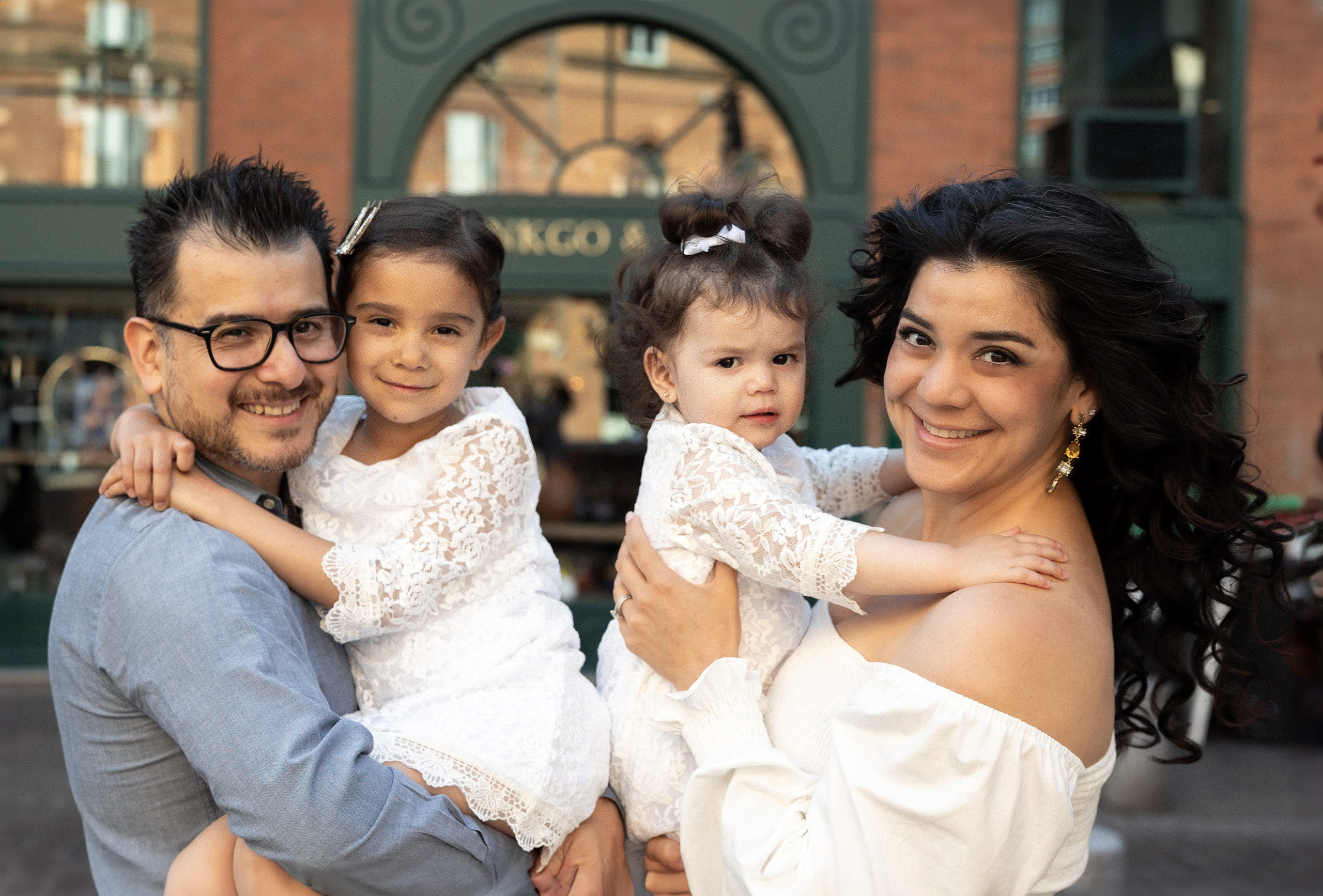 Family photo session in Toulouse. Eugenie Smirnova — wedding, corporate and lifestyle photographer in Toulouse and Southwest France