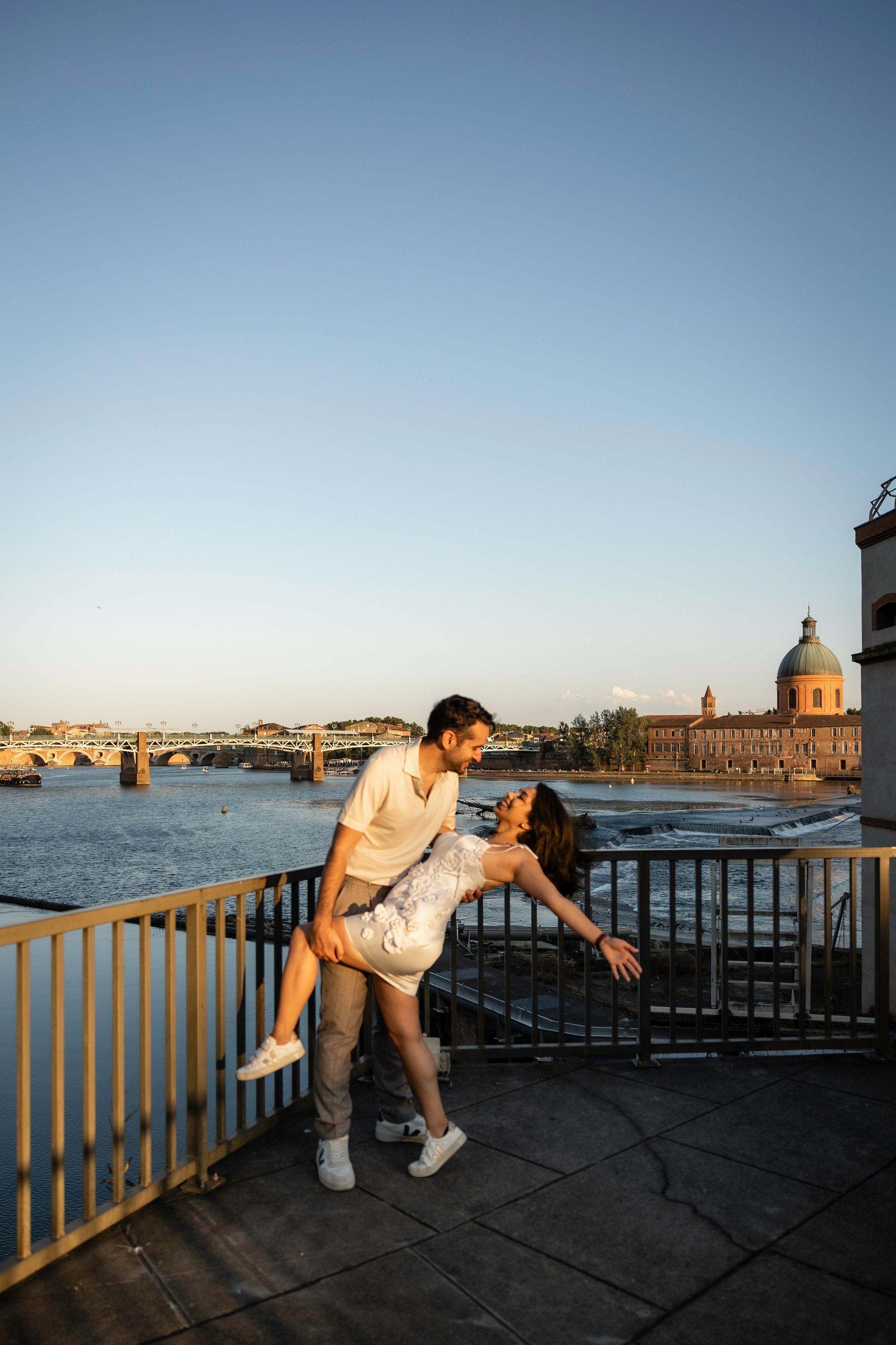 Séance fiançailles au bord de la Garonne: Un voyage romantique à Toulouse. Eugénie Smirnova — Photographe à Toulouse et dans le Sud-Ouest