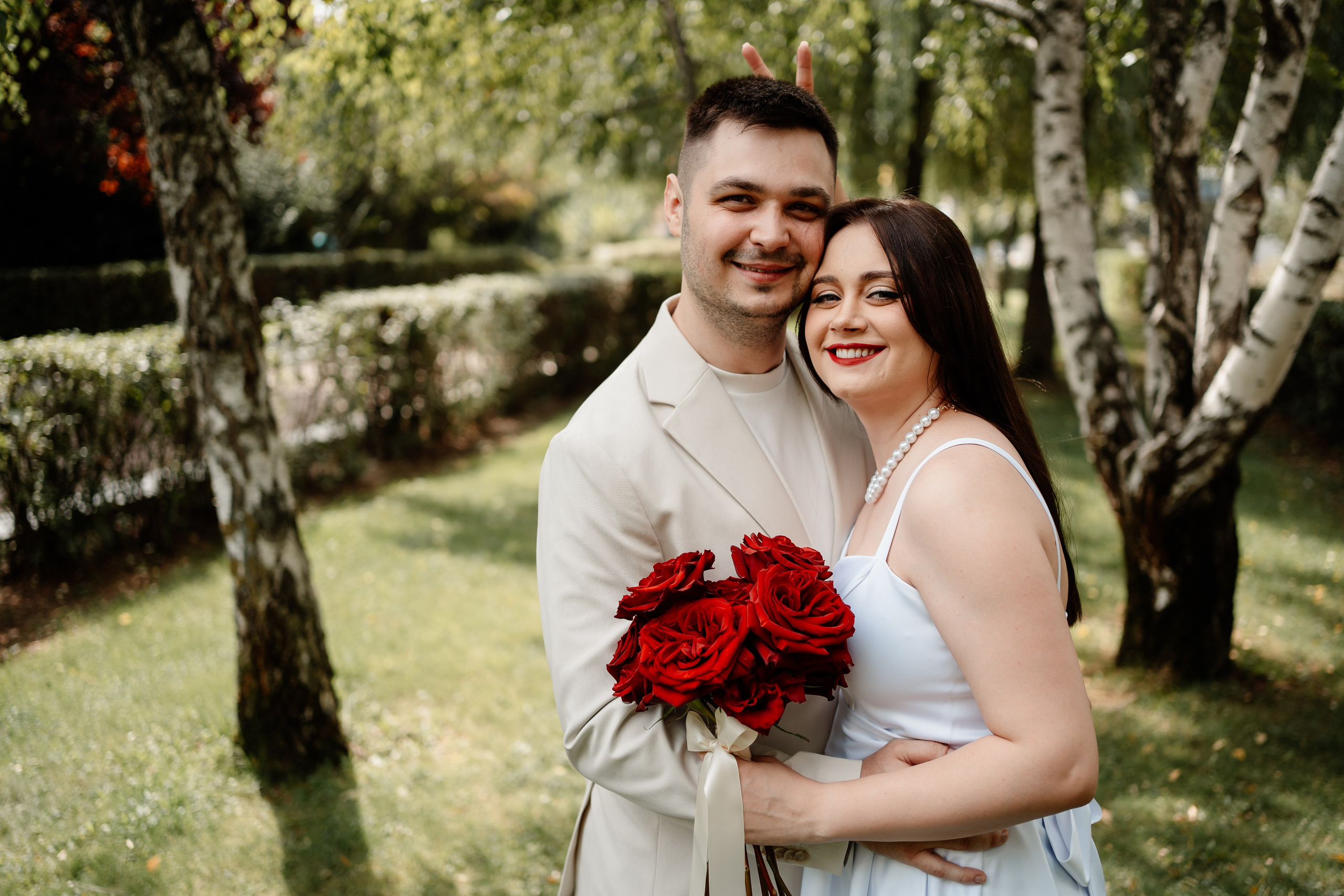 Miri fericiți în fața oficiului stării civile din Ilfov, celebrând începutul unei noi vieți împreună. Fotografie de cununie civilă, capturând naturalețea și bucuria momentului special.