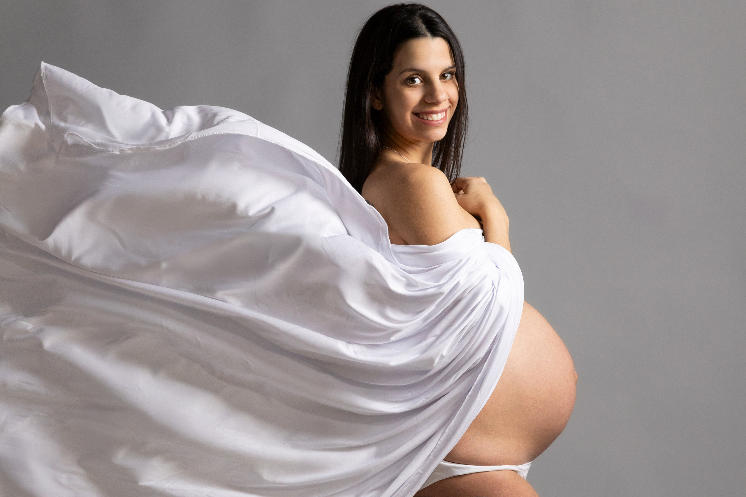 Foto de maternidad con pareja en estudio fotográfico – Rainbox, Torrejón de Ardoz