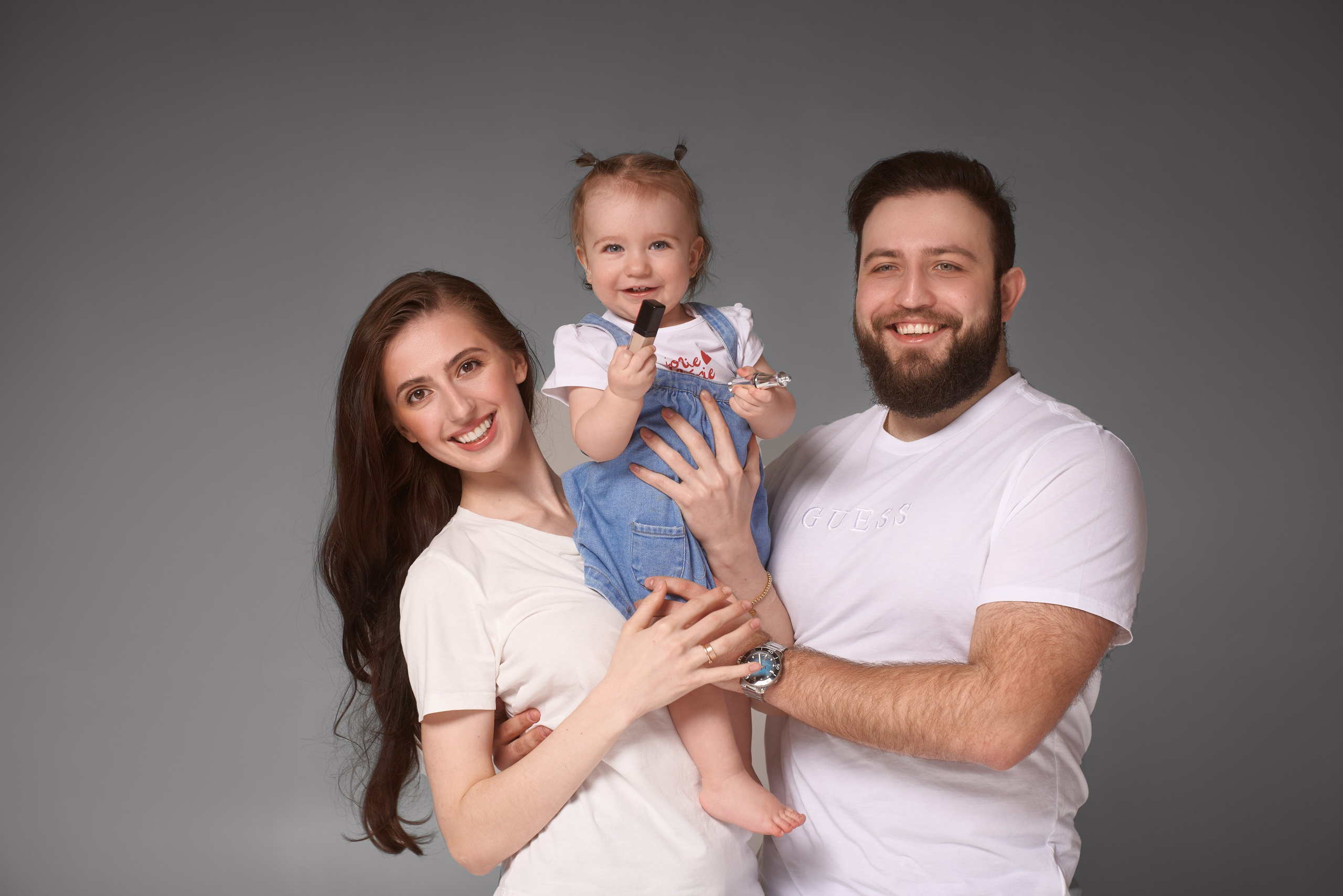 Emocjonalna sesja rodzinna – mama, tata i dziecko w ciepłych, szczerych ujęciach