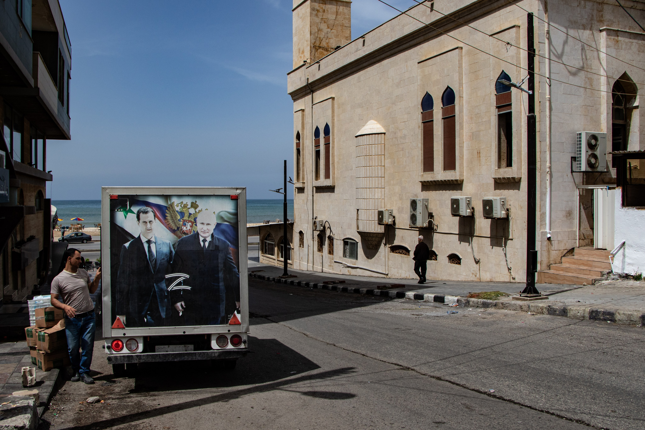 Une camionnette portant les portraits de Bachar al-Assad et Vladimir Poutine, ainsi que le symbole « Z » de l’armée russe, dans le centre-ville de Tartous.