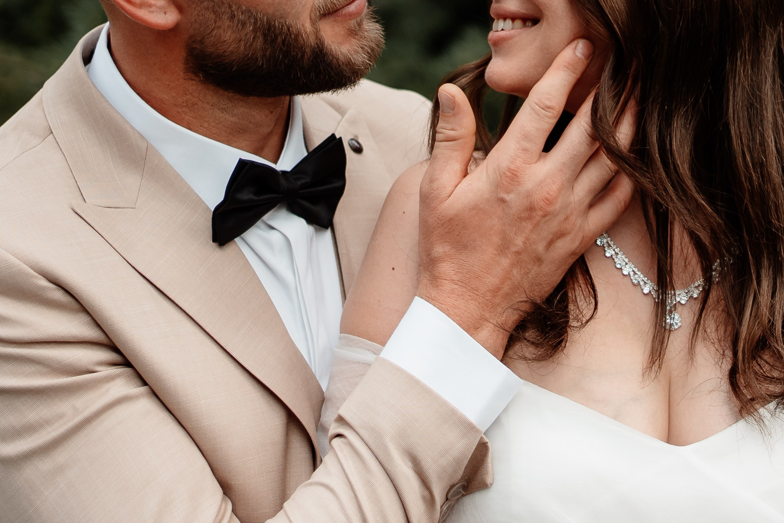 Miri fericiți în fața oficiului stării civile din Bucuresti, Sector 1, celebrând începutul unei noi vieți împreună. Fotografie de cununie civilă, capturând naturalețea și bucuria momentului special.