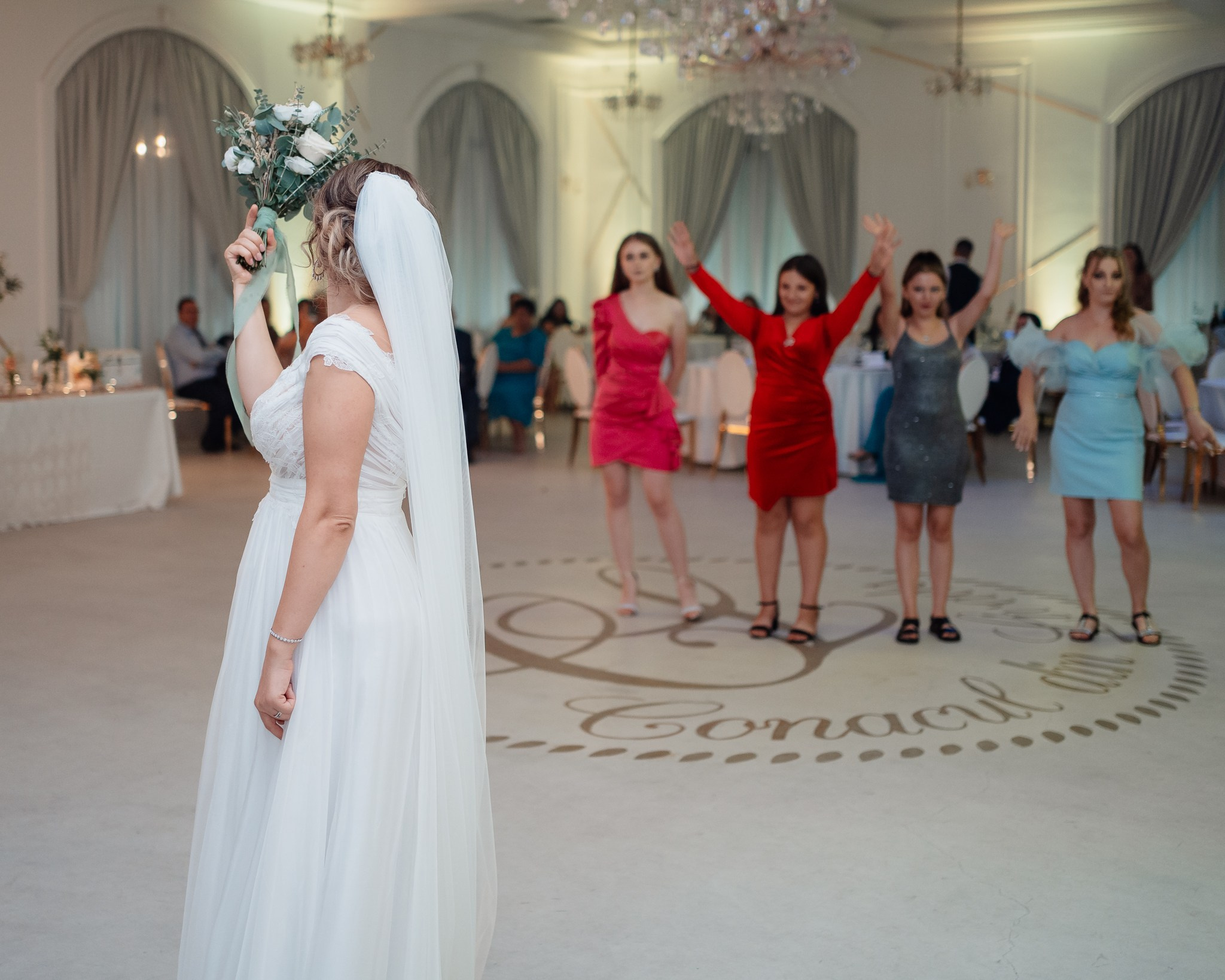 Moment emoționant între miri în ziua nunții, surprins într-un cadru natural și romantic, la Conacul din Livada. Fotografie de nuntă profesională, editată artistic pentru a evidenția emoția și eleganța evenimentului.