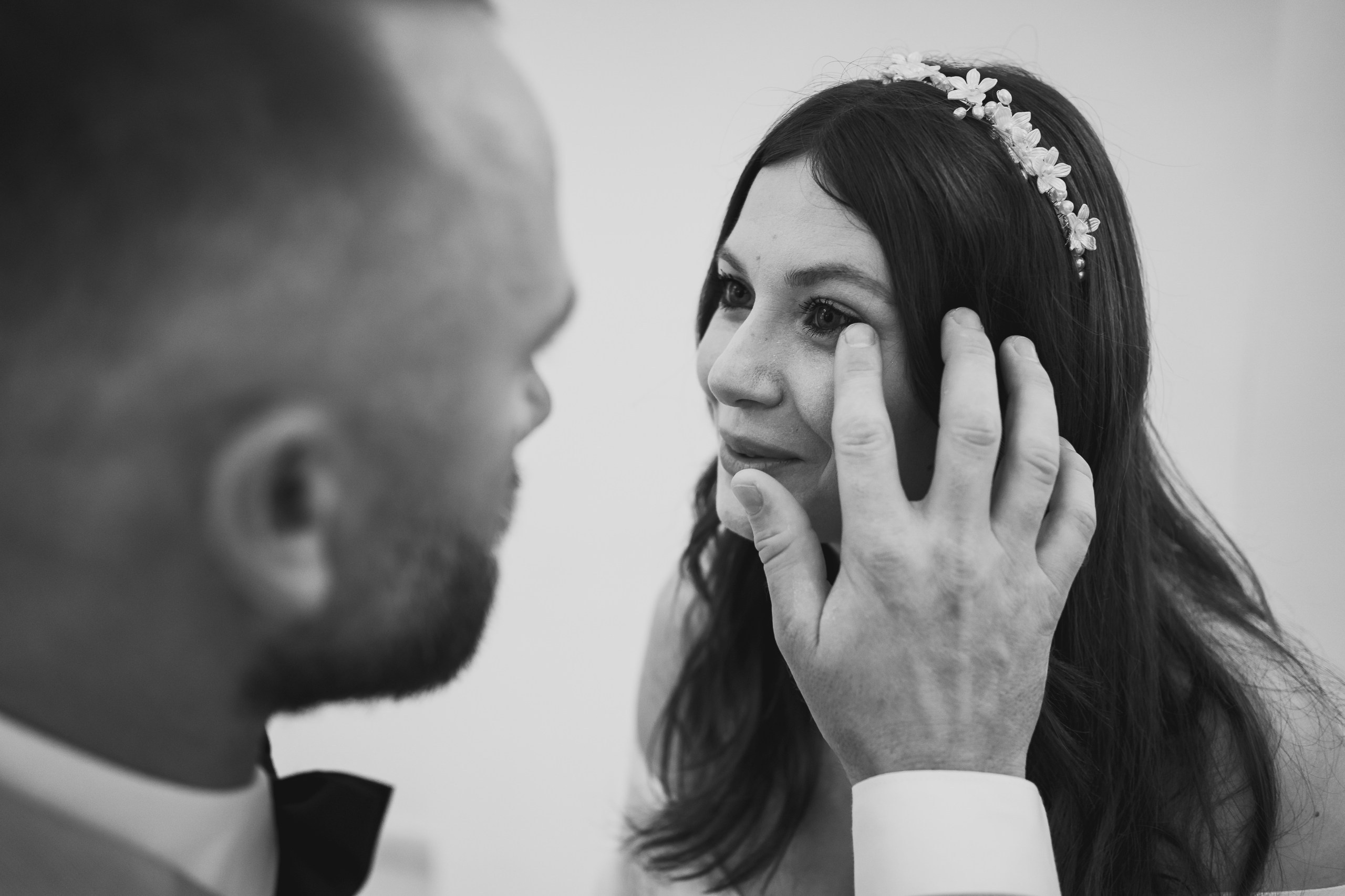 Miri fericiți în fața oficiului stării civile din Bucuresti, Sector 1, celebrând începutul unei noi vieți împreună. Fotografie de cununie civilă, capturând naturalețea și bucuria momentului special.