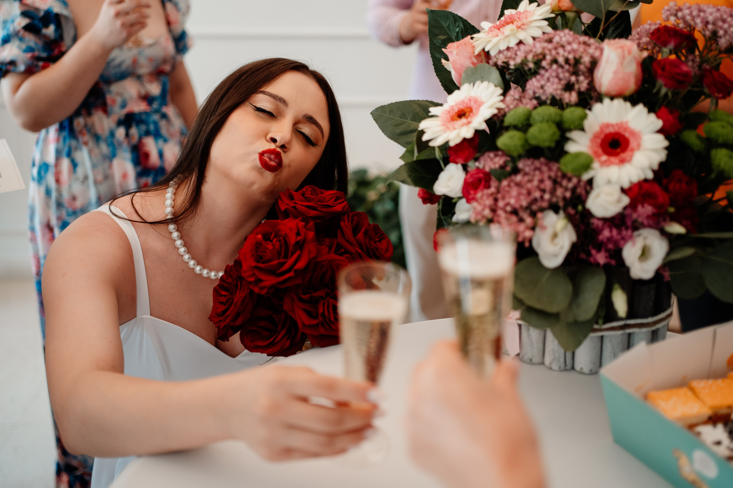 Miri fericiți în fața oficiului stării civile din Ilfov, celebrând începutul unei noi vieți împreună. Fotografie de cununie civilă, capturând naturalețea și bucuria momentului special.