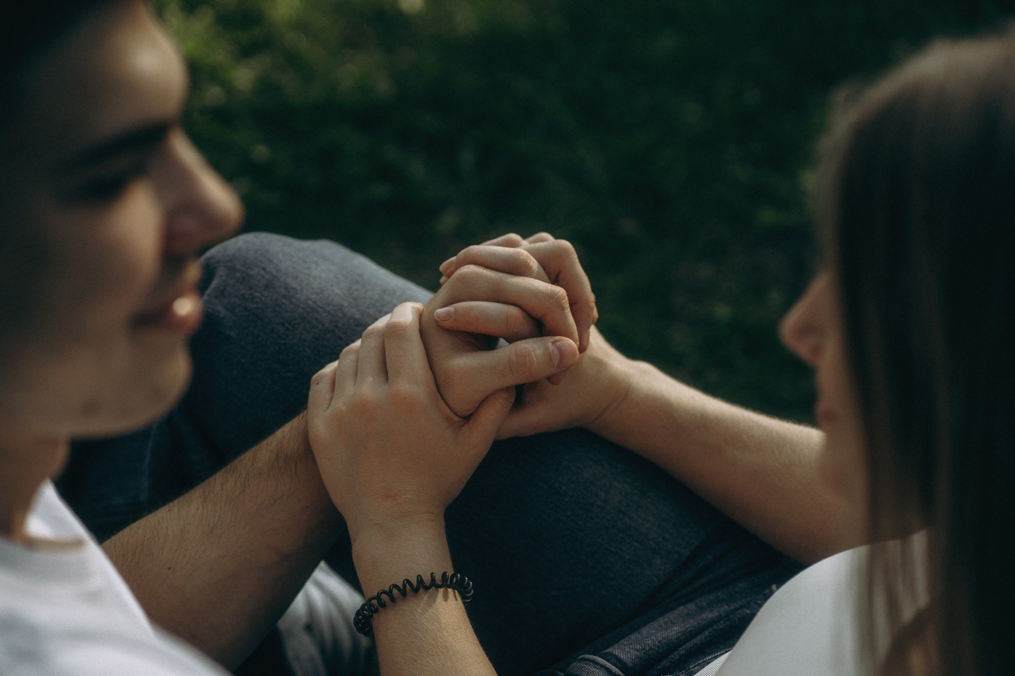 Фотография рук влюблённых – символика пары, лавстори Дрезден