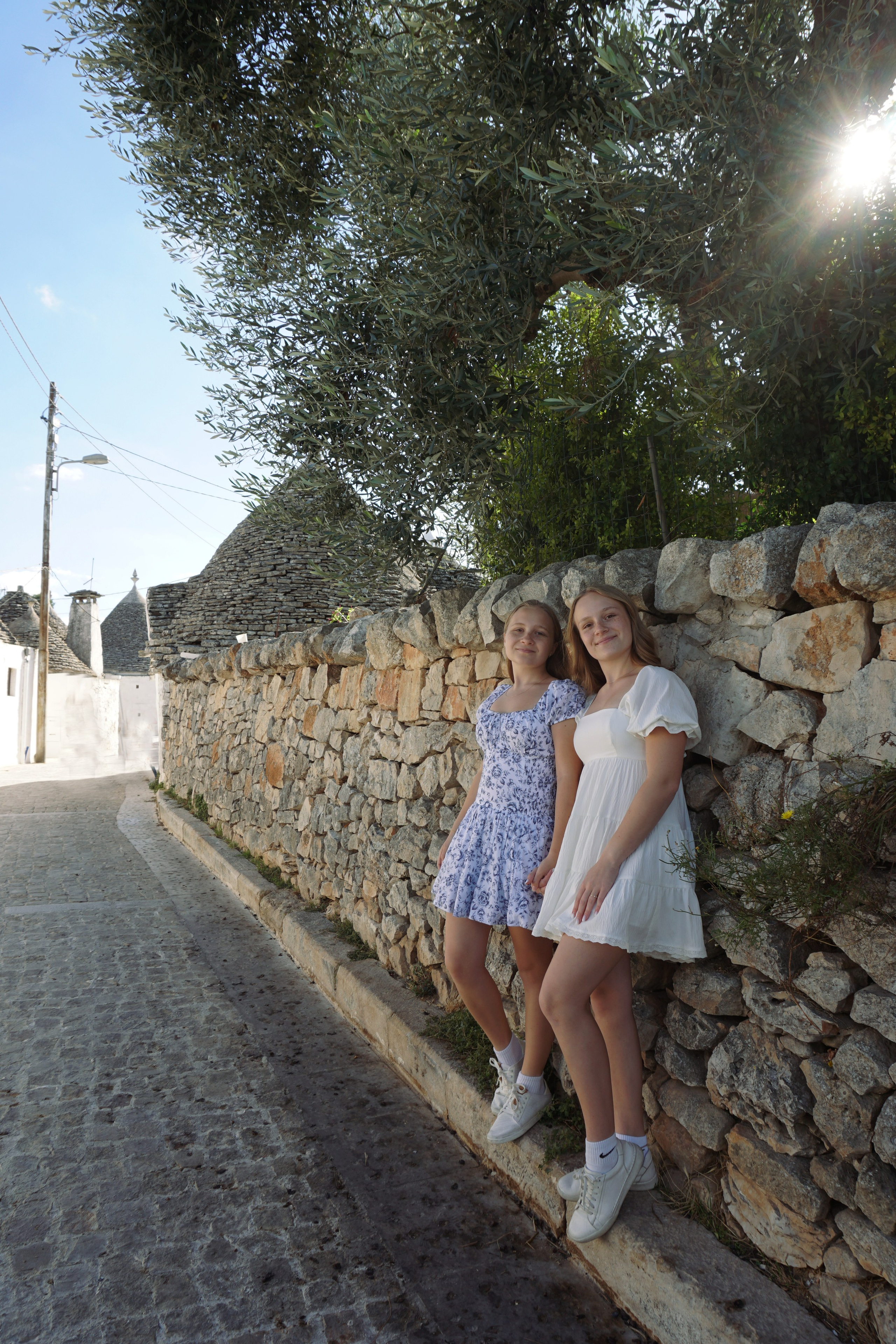 Passeggiata ad Alberobello con turisti americani felici. Videografa e Fotografa in Italia Sokhova Albina