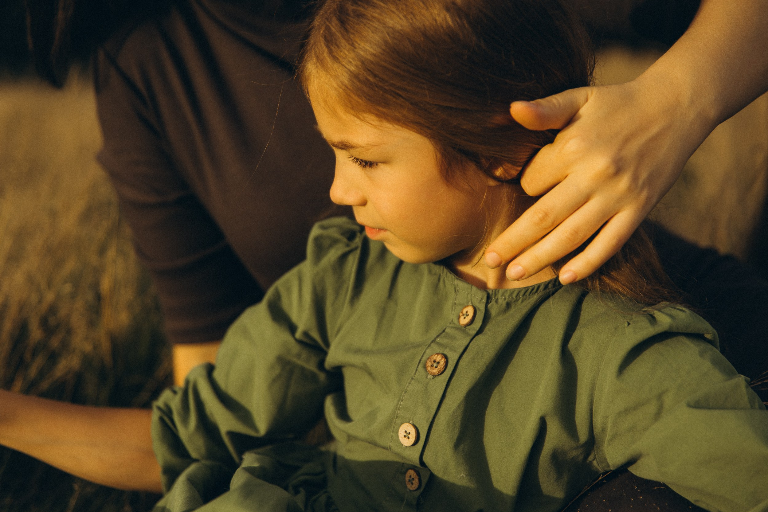 Mama und ihre zwei bezaubernden Töchter in einer familiären Fotosession. Familien & Hochzeitfotografin Nadja Holzmann