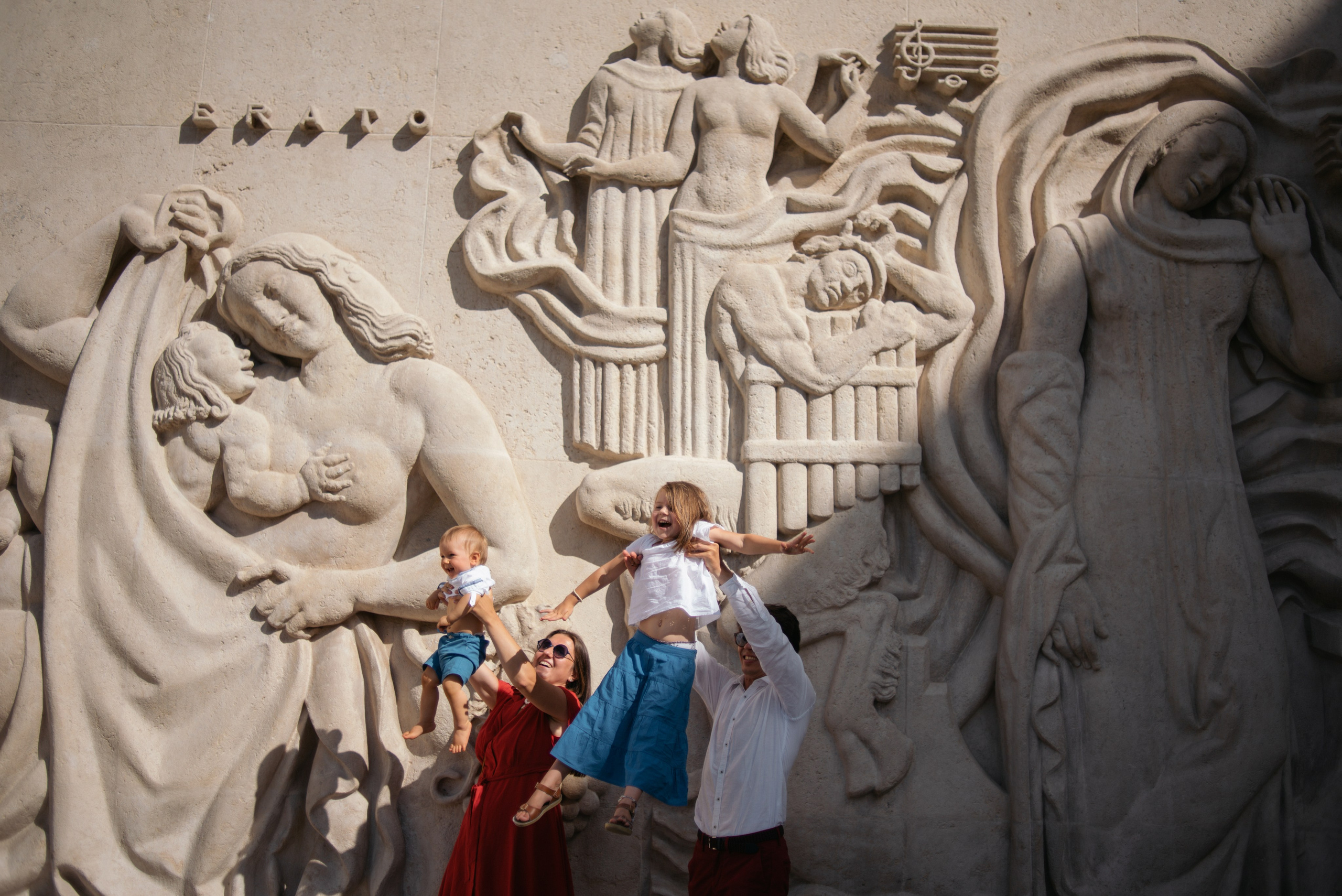 Elegant family moments by the Eiffel tower. Ksenia Marchand/ Lifestyle photographer in Paris