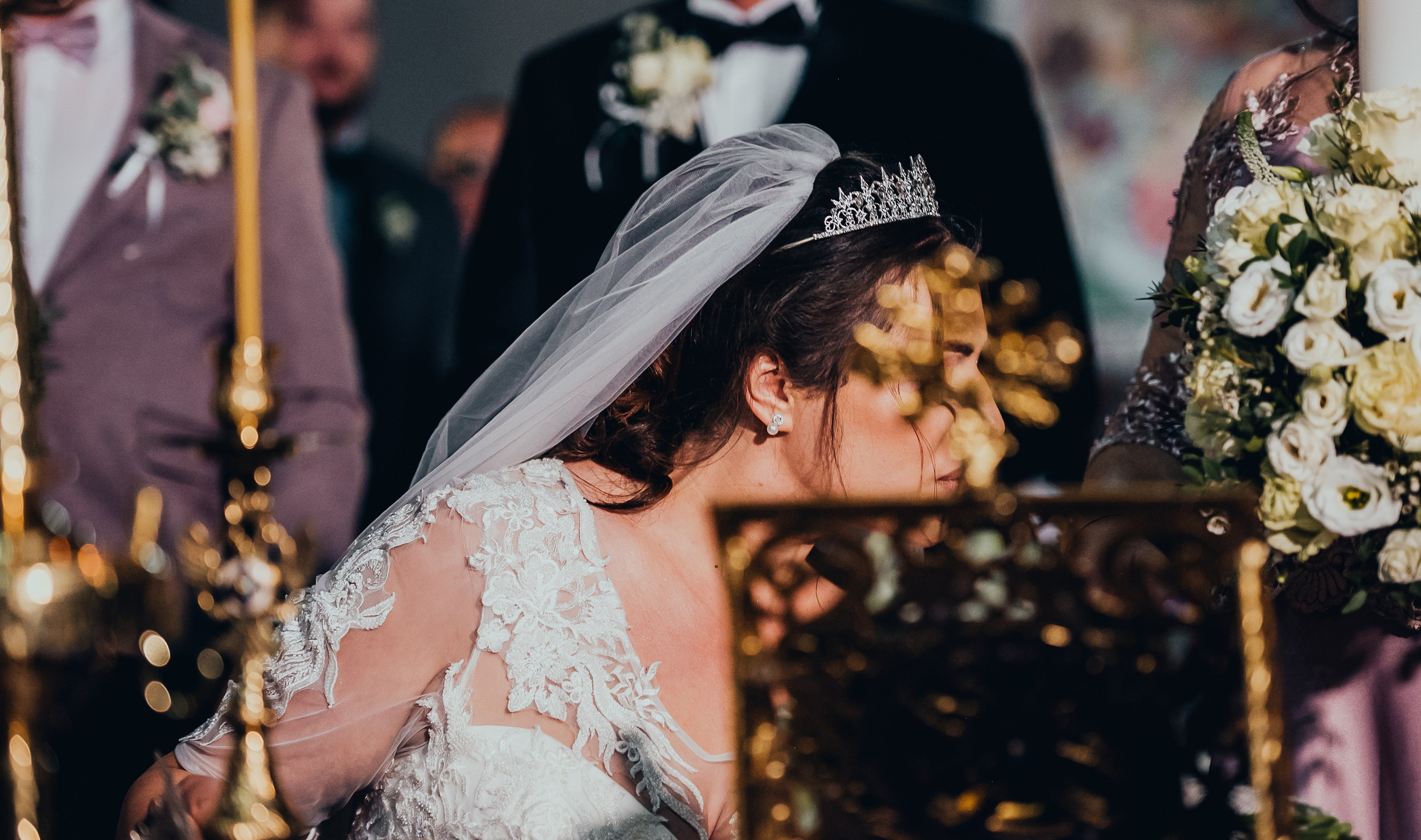 Fotograf profesionist de nuntă. Cu o abordare creativă și tehnici unice, spunem povestea voastră prin imagini pline de iubire și naturalețe. Descoperă arta fotografiei de nuntă . Fotograf Iasi, fotograf de nunta Suceava. Fotografii de nuntă. Pachet fotografii de nuntă. Fotograf Iasi, fotograf Suceava, fotograf Botosani, fotograf Romania. Servicii foto nuntă. Servicii foto-video.