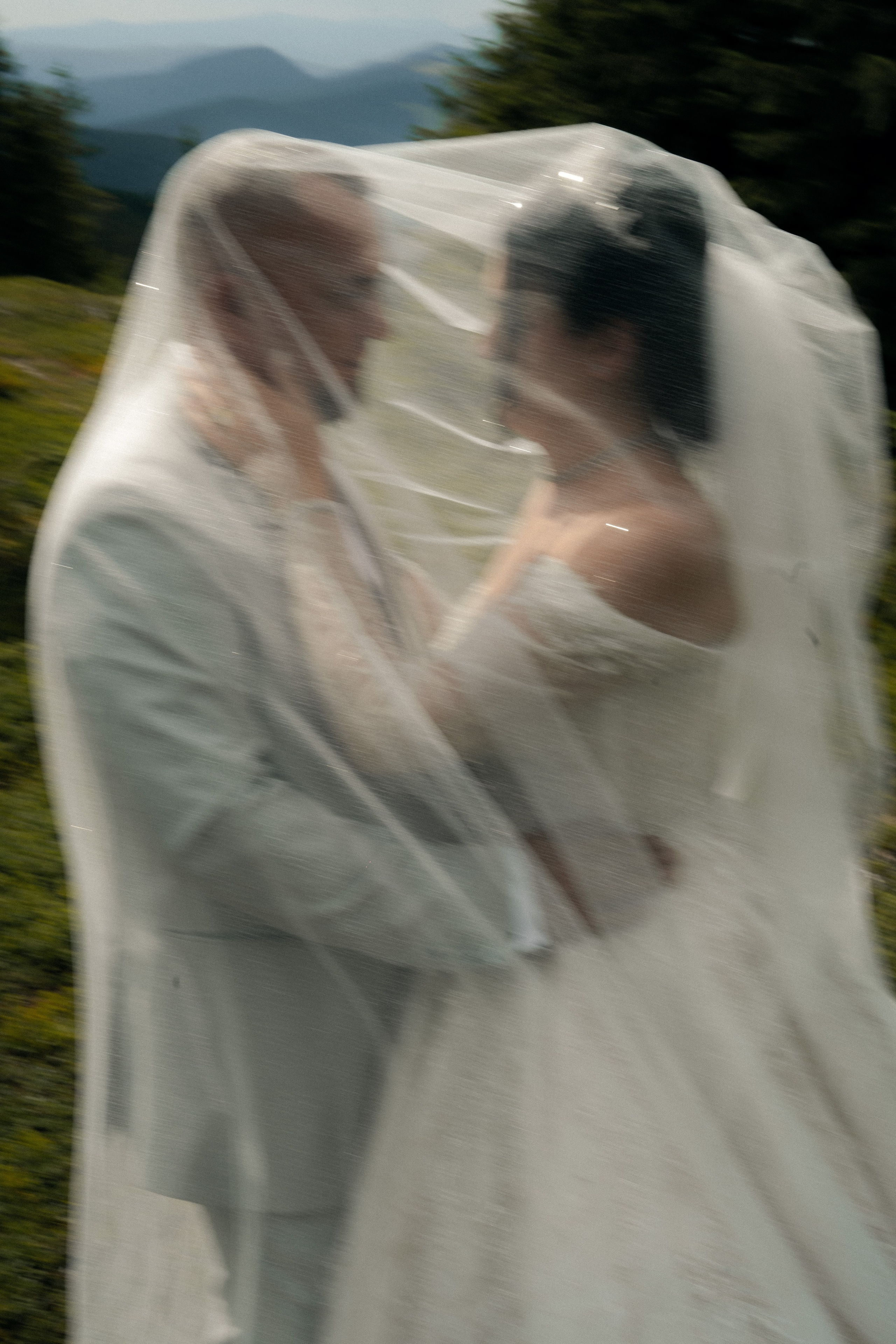 Documentary Weddings. Adrian Aioanei — Fotograf profesionist de nuntă în Iași, Suceava și București. Specializat în evenimente, portrete și fine art