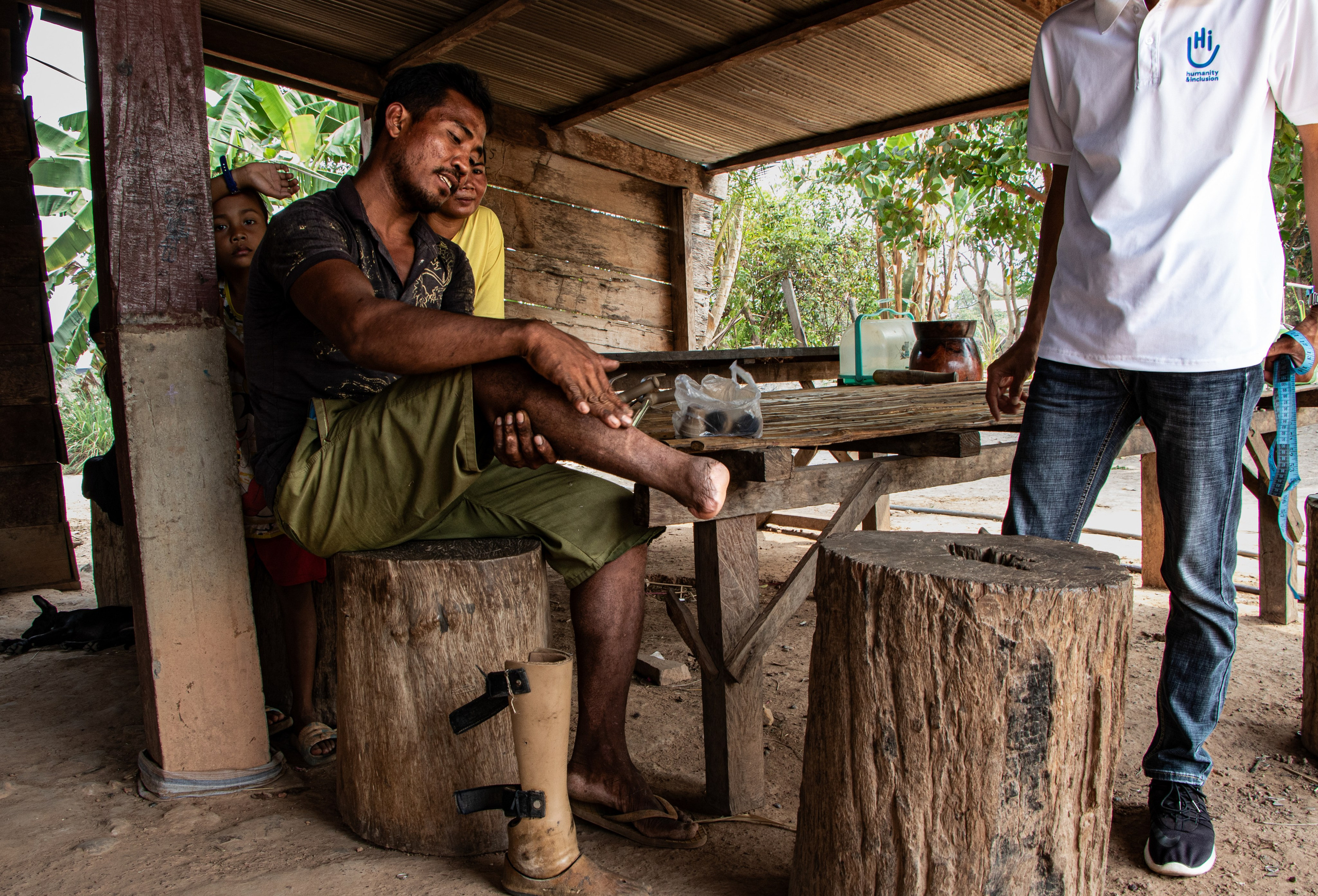 Handicap International et ses membres rendent régulièrement visite à leurs bénéficiaires pour contrôler l'entretien des prothèses.