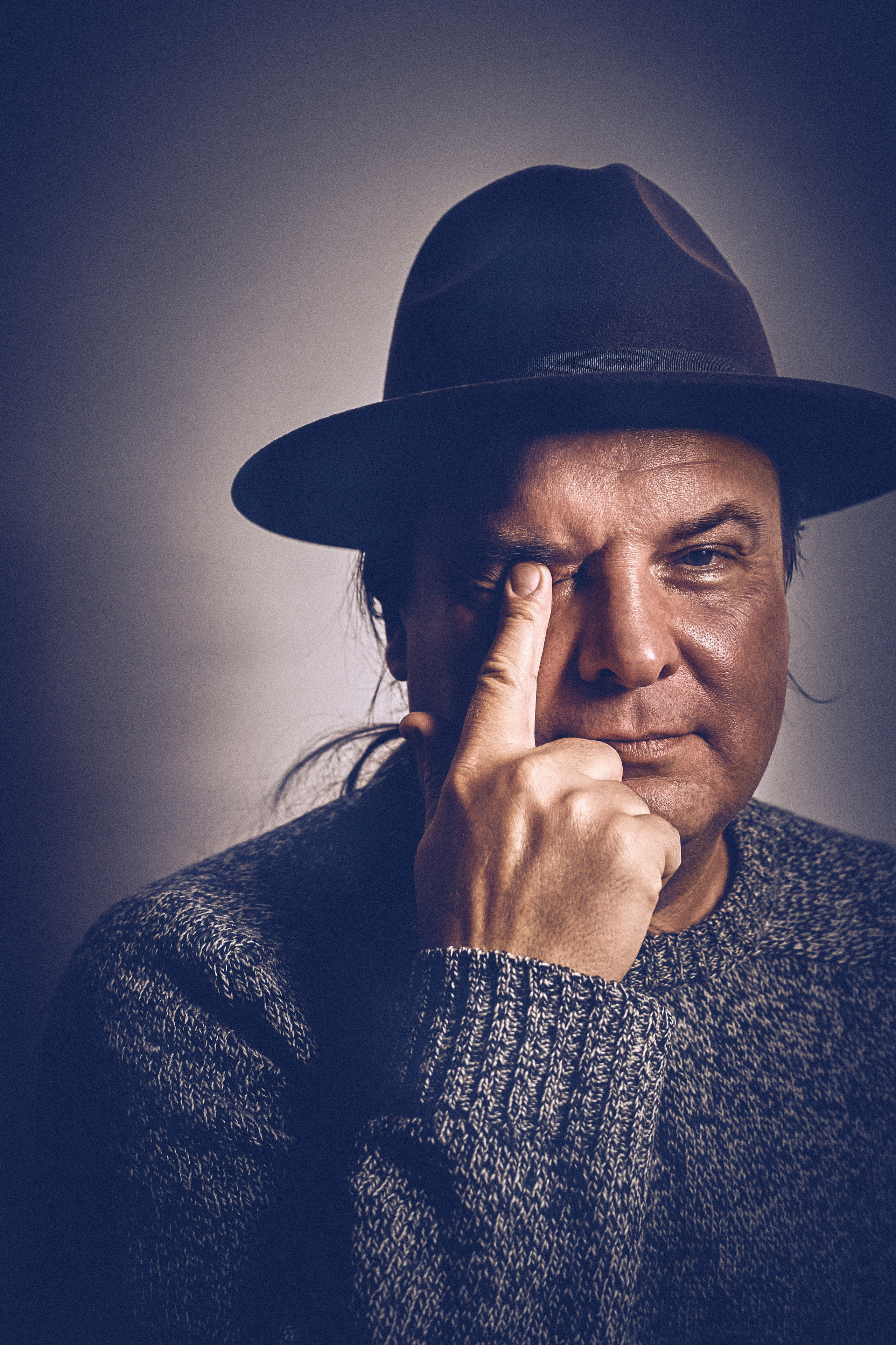 Profesjonalna sesja portretowa w studio fotograficznym - Fotograf Portretowy Andriej Szypiłow - Portret Starego Kumpla w Kolumbijskim Wydaniu - Co kapelusz robi z Człowiekiem?..