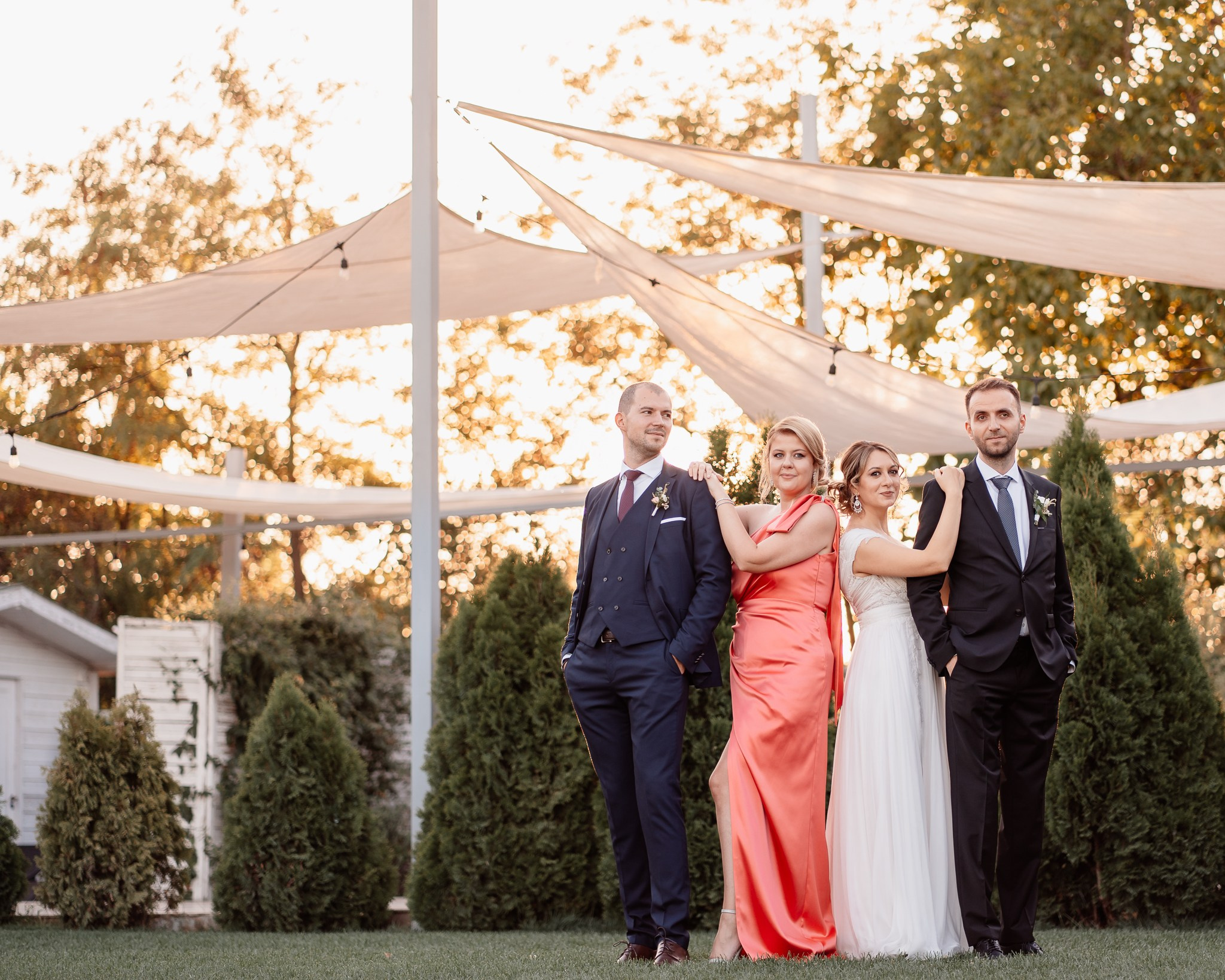 Moment emoționant între miri în ziua nunții, surprins într-un cadru natural și romantic, la Conacul din Livada. Fotografie de nuntă profesională, editată artistic pentru a evidenția emoția și eleganța evenimentului.