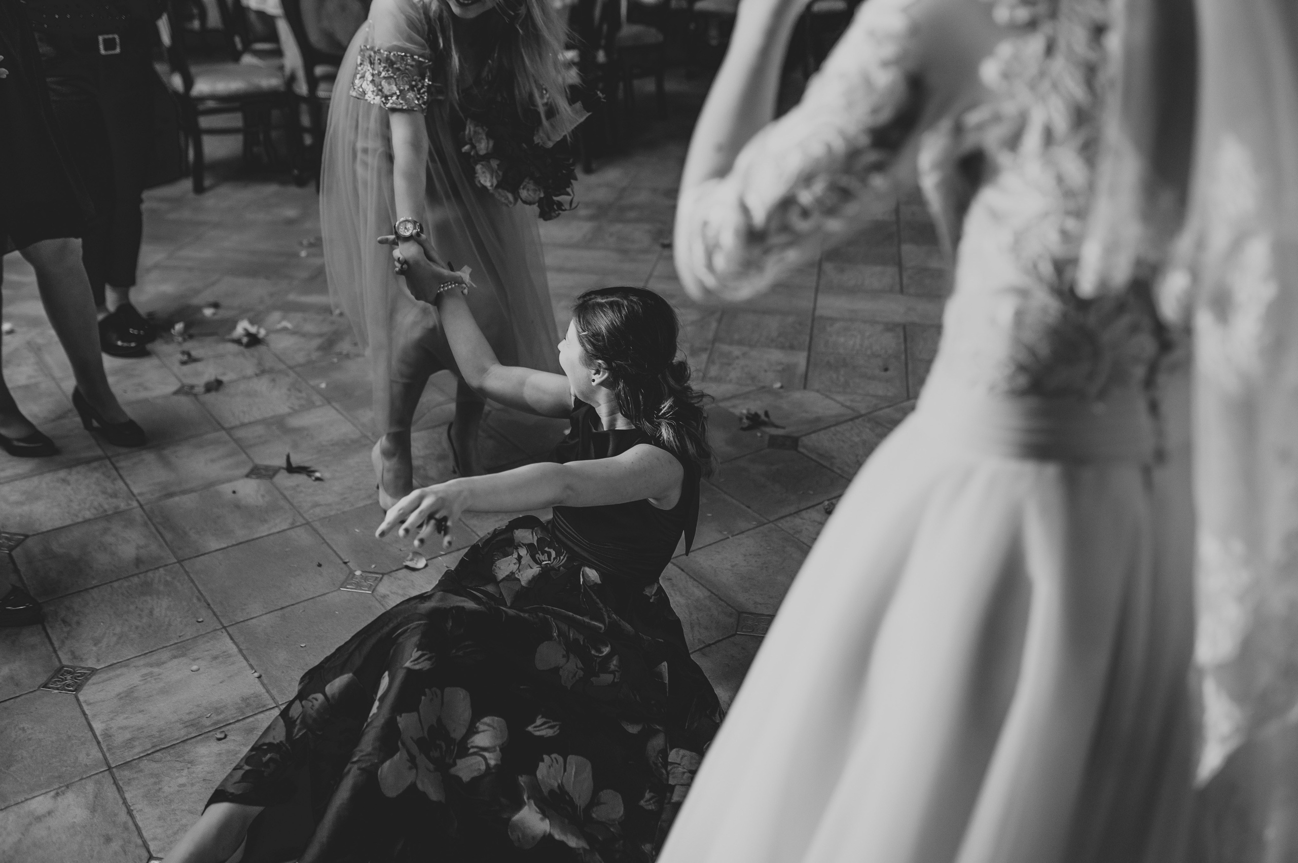 Fotograf profesionist de nuntă. Cu o abordare creativă și tehnici unice, spunem povestea voastră prin imagini pline de iubire și naturalețe. Descoperă arta fotografiei de nuntă . Fotograf Iasi, fotograf de nunta Suceava. Fotografii de nuntă. Pachet fotografii de nuntă. Fotograf Iasi, fotograf Suceava, fotograf Botosani, fotograf Romania. Servicii foto nuntă. Servicii foto-video.