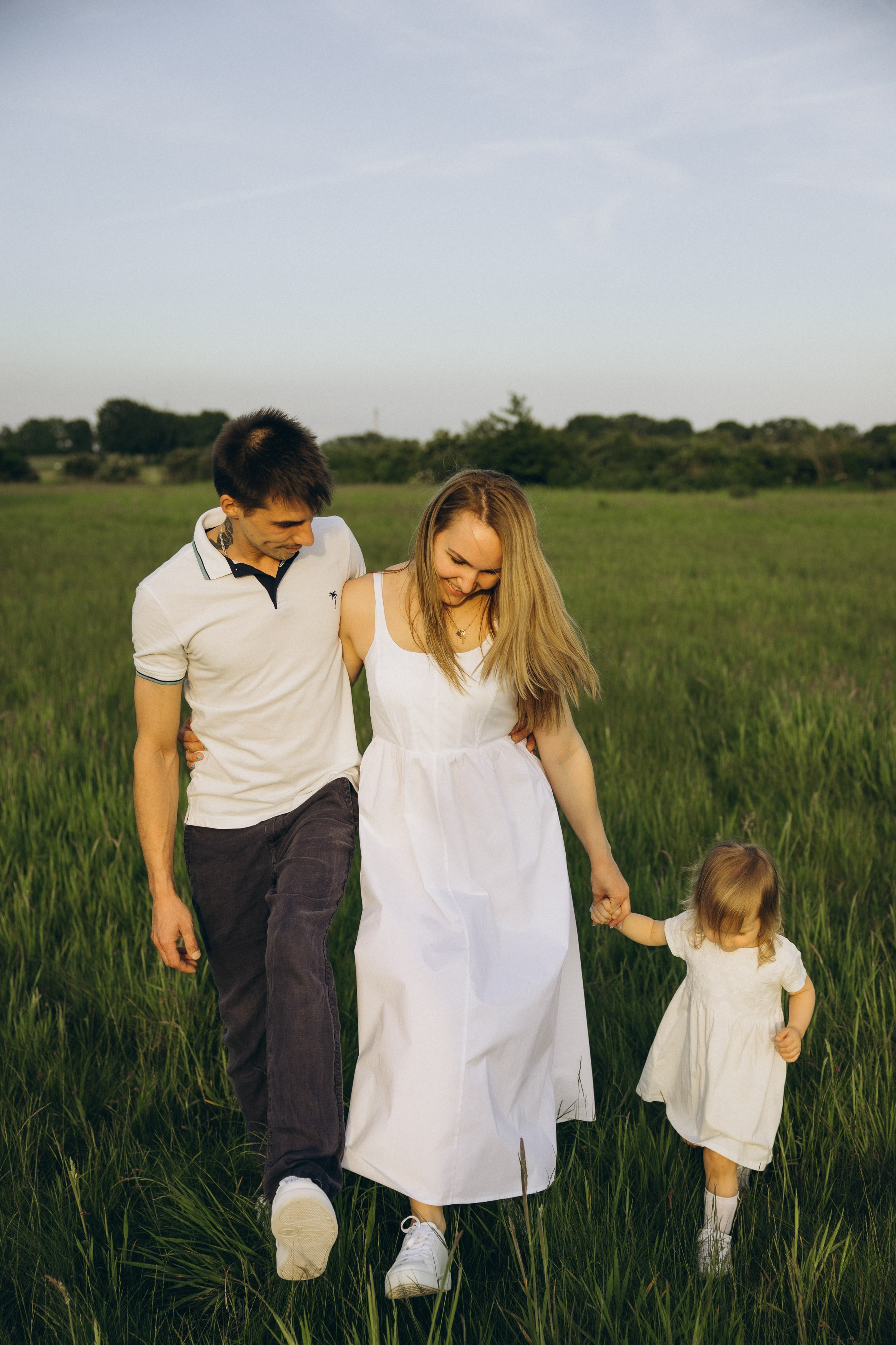 Familienshooting bei Sonnenuntergang. Familien & Hochzeitfotografin Nadja Holzmann