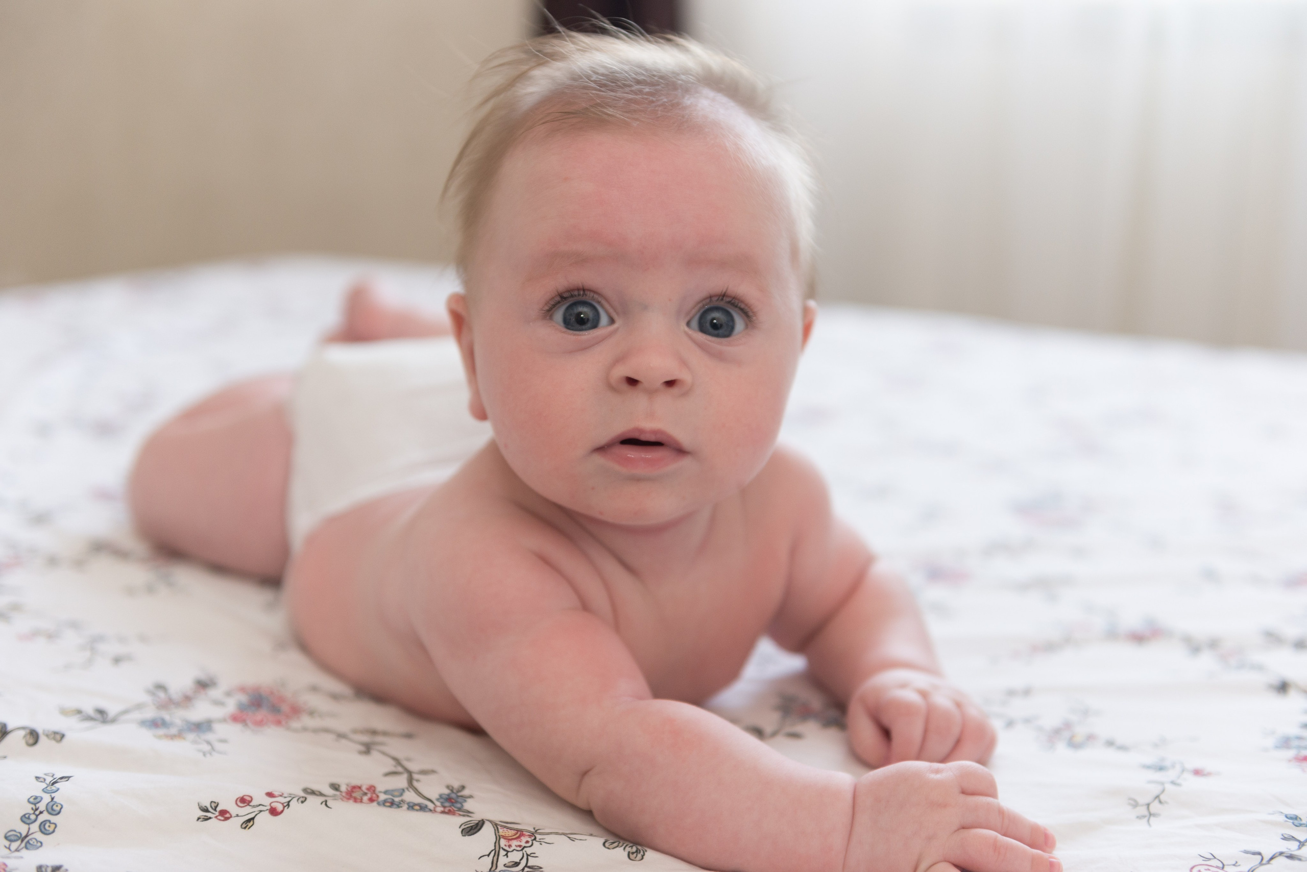 Fotograf botez, sedinta foto acasa, fotografii cu bebe, fotograf profesionist botez Bucuresti, sedinta foto de familie, sedinta foto cu bebe, fotografii la botez acasa, fotografii pregatiri bebe, botezul bebelusului, obiceiuri la botez, fotograf pentru botez, oferta foto botez, fotograf profesionist Bucuresti, botezul.