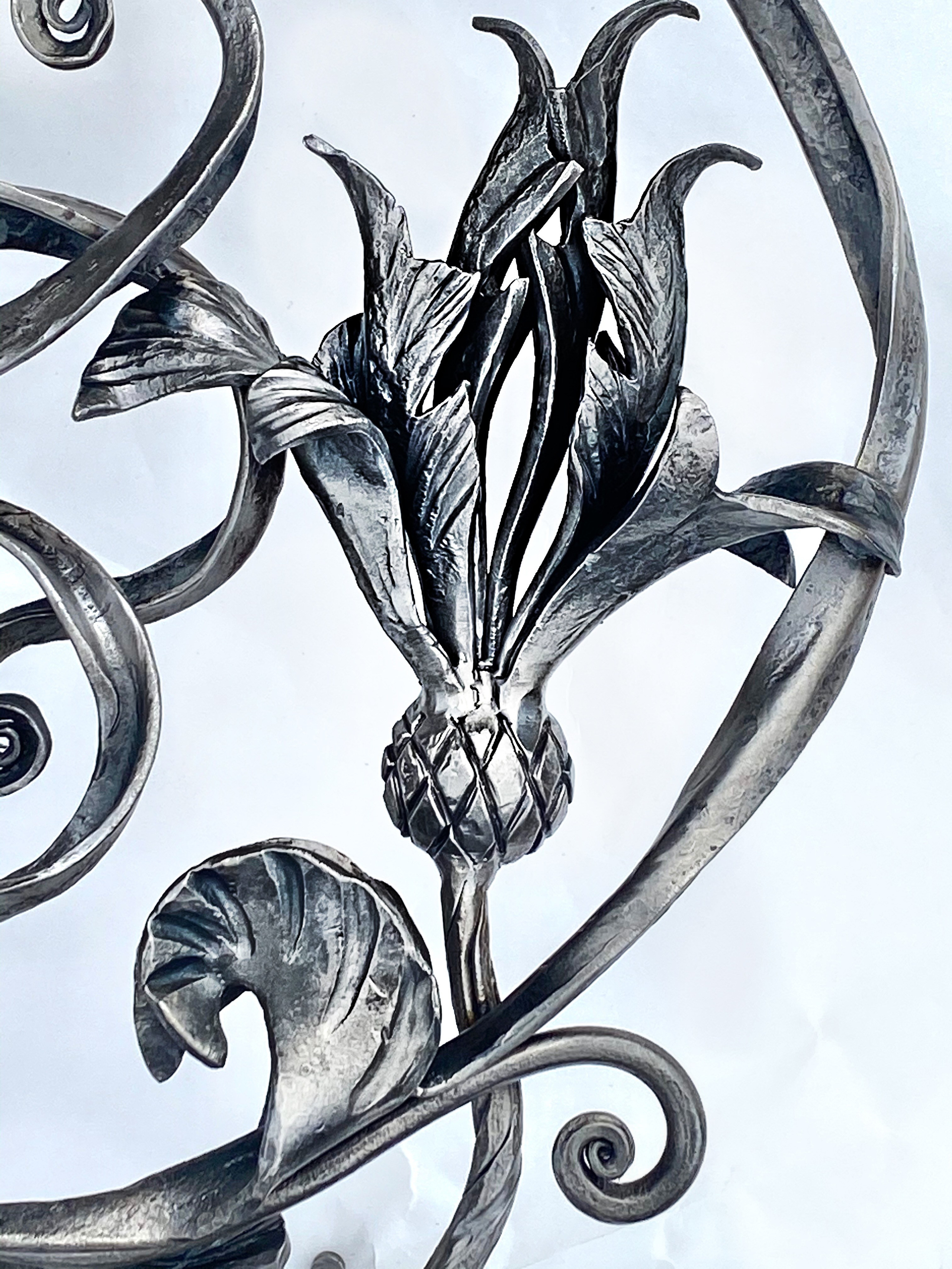 Минское Метро. Букет. Станция «Ковальская слобода». 2019-2020 Сталь, художественная ковка, лазерная резка, сварка. Художники Мария Тарлецкая, Павел Войницкий, Архитекторы Владимир Телепнёв, Ольга Телепнёва, Анна Кузмич. По мотивам произведений Елизаветы Червонцевой и Молодечненской школы вытинанки. Перонн. Перонный зал.