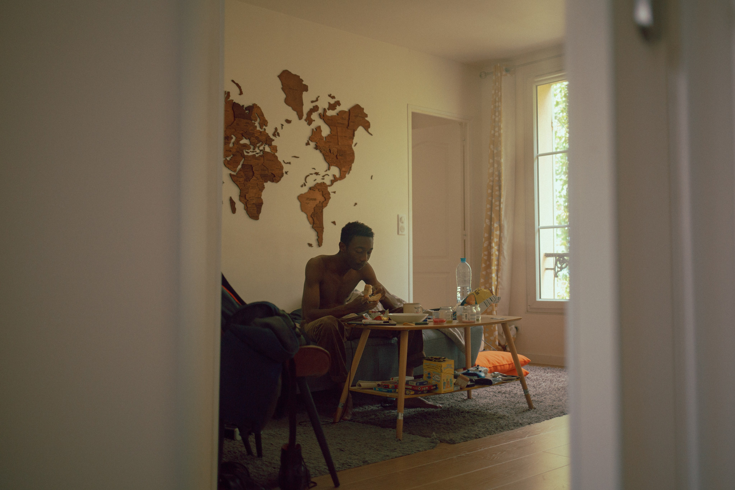 Un chico de París en su piso. Marina Kálcheva – Photographer, Videographer & Visual Artist in Barcelona