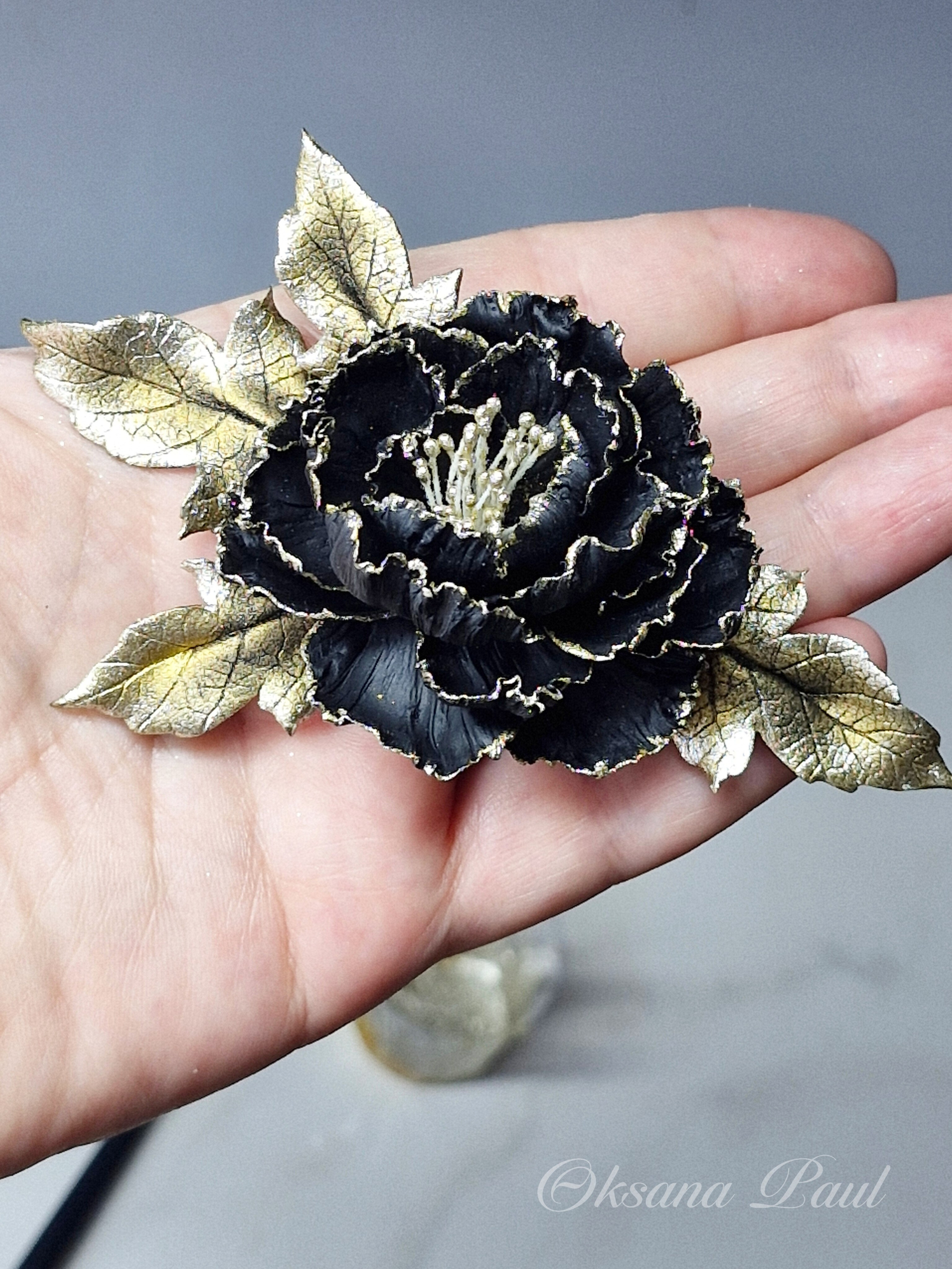Брошь из полимерной глины — чёрный пион с золотым сиянием.Handgefertigte Brosche aus Polymer Clay – schwarze Pfingstrose mit goldenem Glanz.