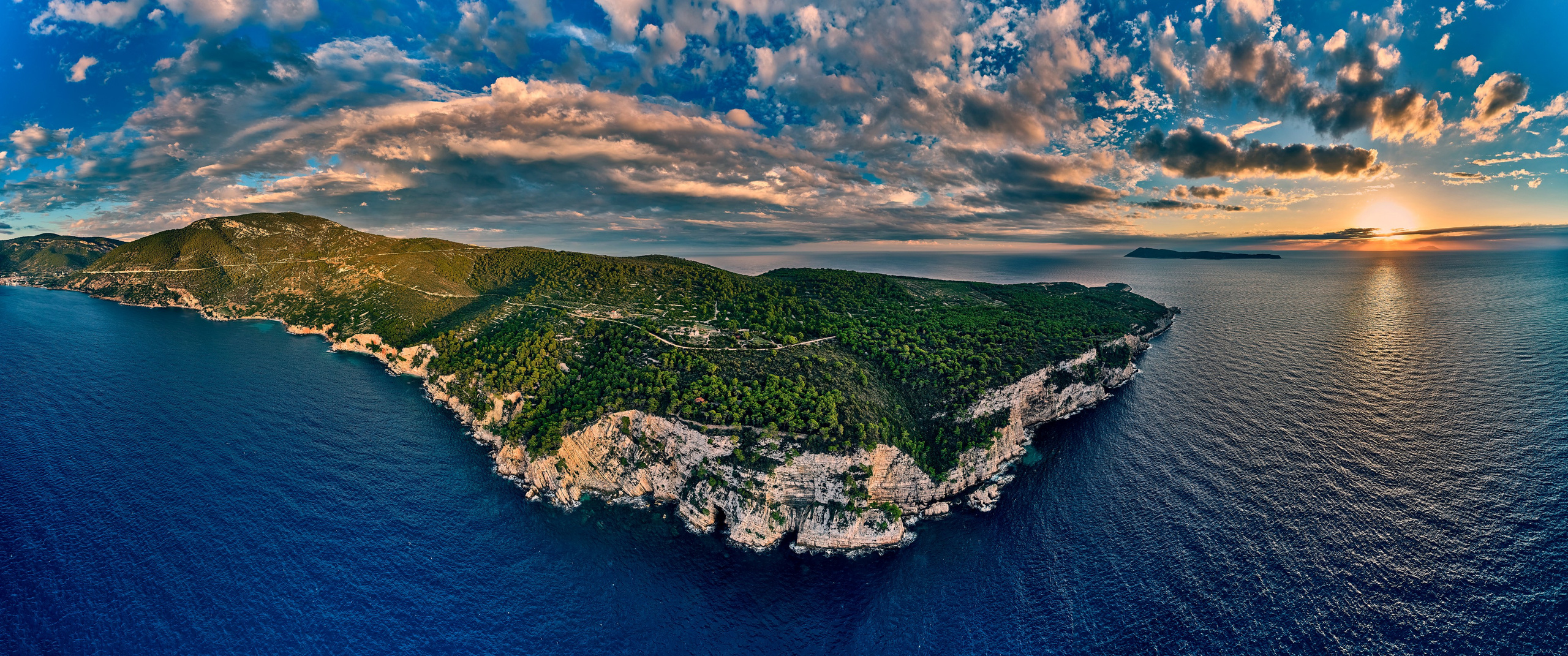 Andriej Szypiłow - fotografia i wideografia - Widok z lotu ptaka na zachód słońca w Komiży - na zachodnim brzegu pięknej i malowniczej wyspy Vis