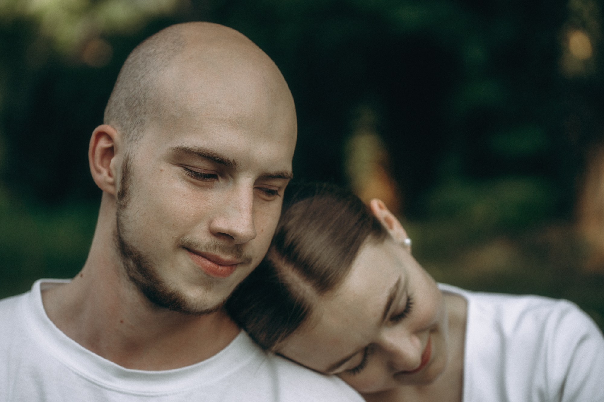 Романтичный момент – девушка лежит на плече парня, парная съёмка в Дрездене