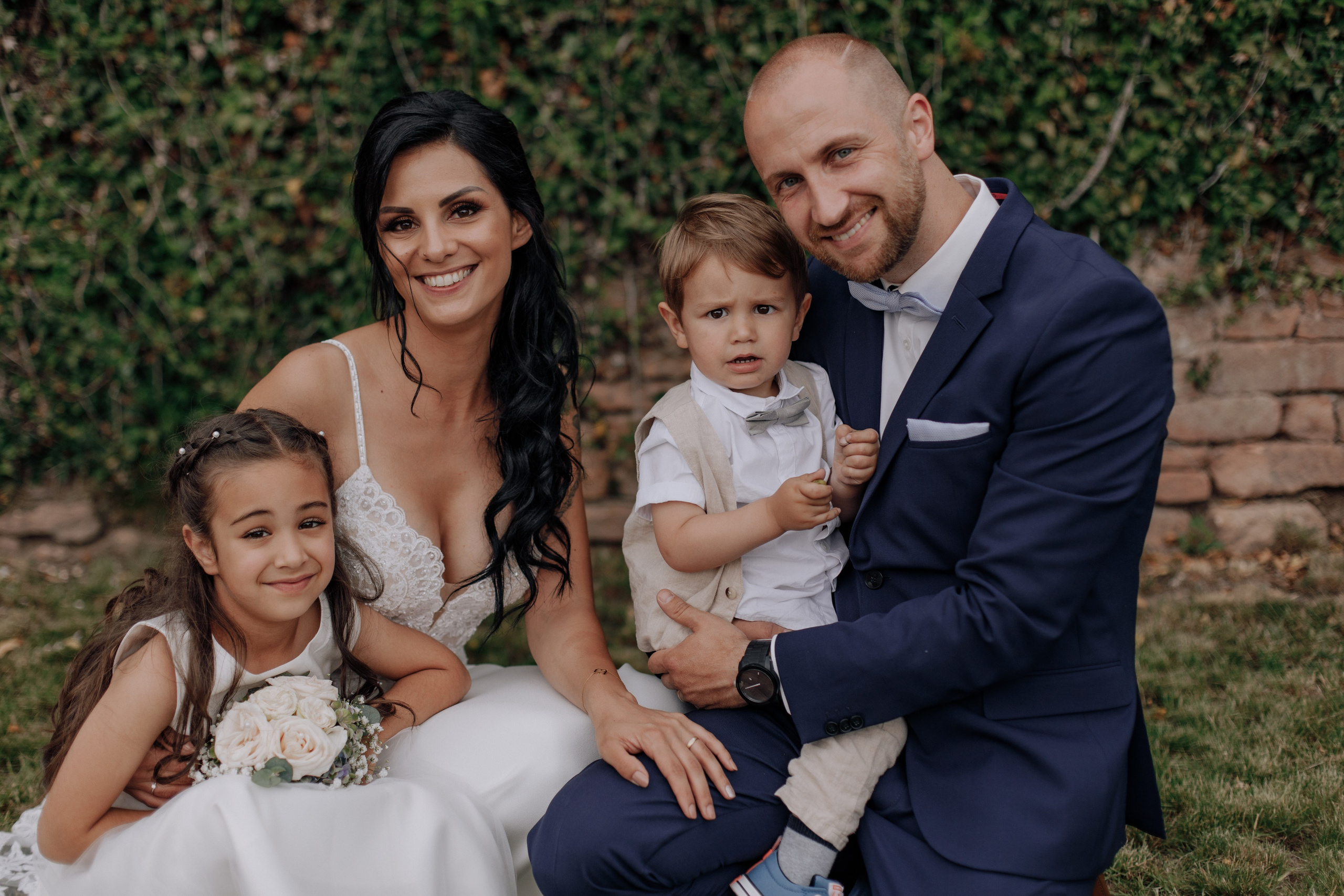 Familienhochzeitsporträt mit Braut, Bräutigam, Tochter und Sohn.