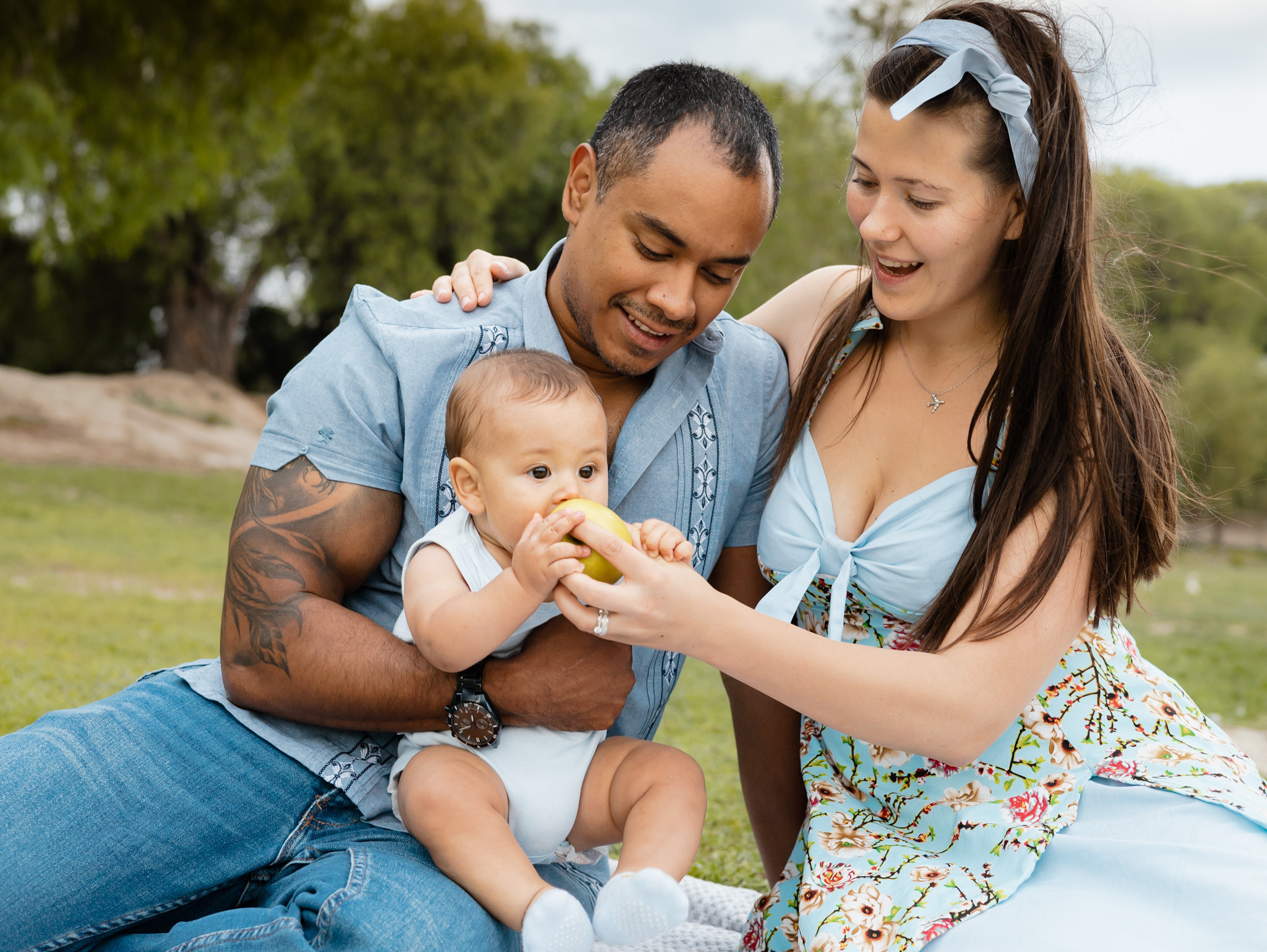 Family with a baby in the Park. Lifestyle and Family Photographer in Pisek Oxana Telupilova