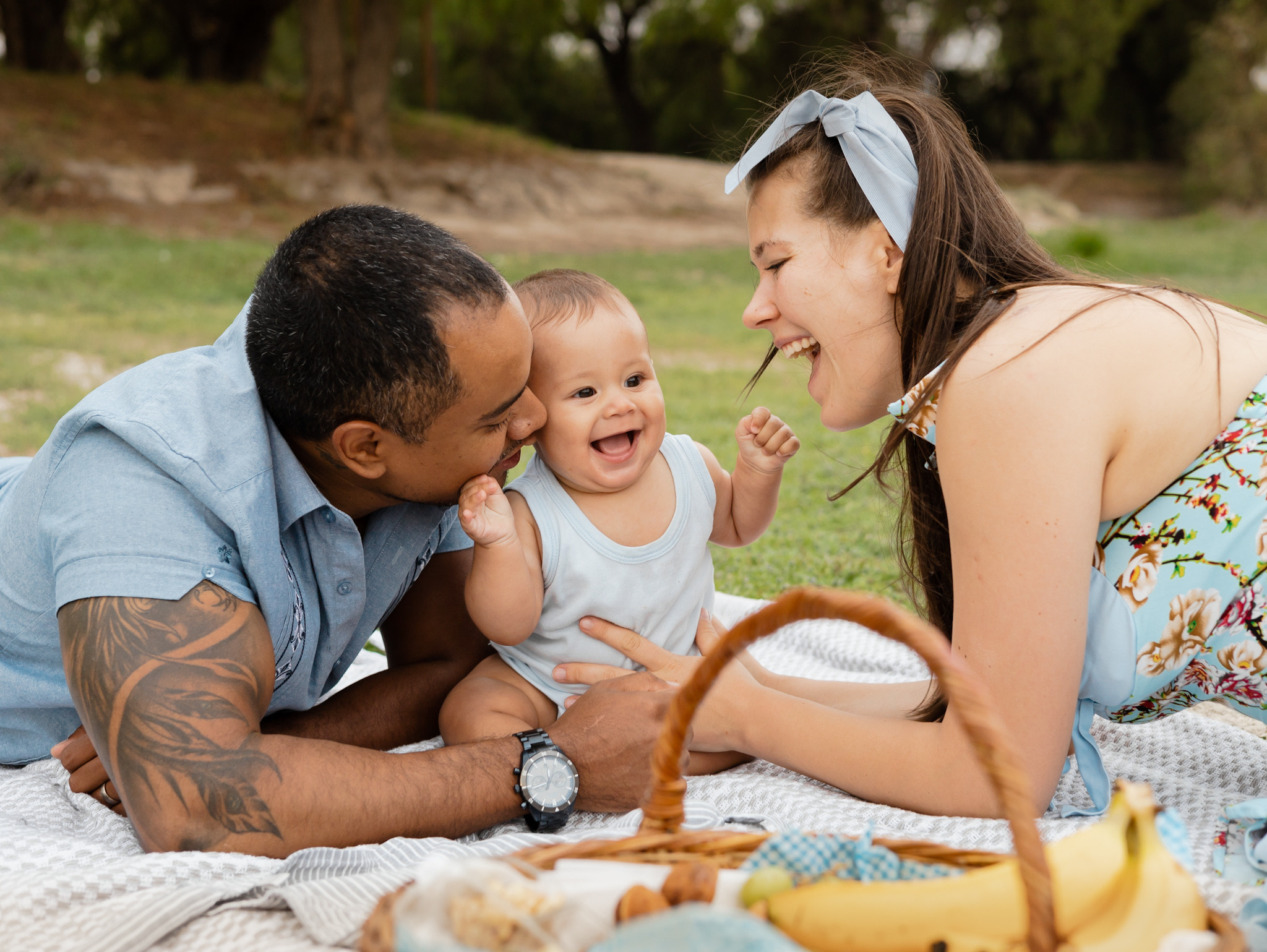 Family with a baby in the Park. Lifestyle and Family Photographer in Pisek Oxana Telupilova
