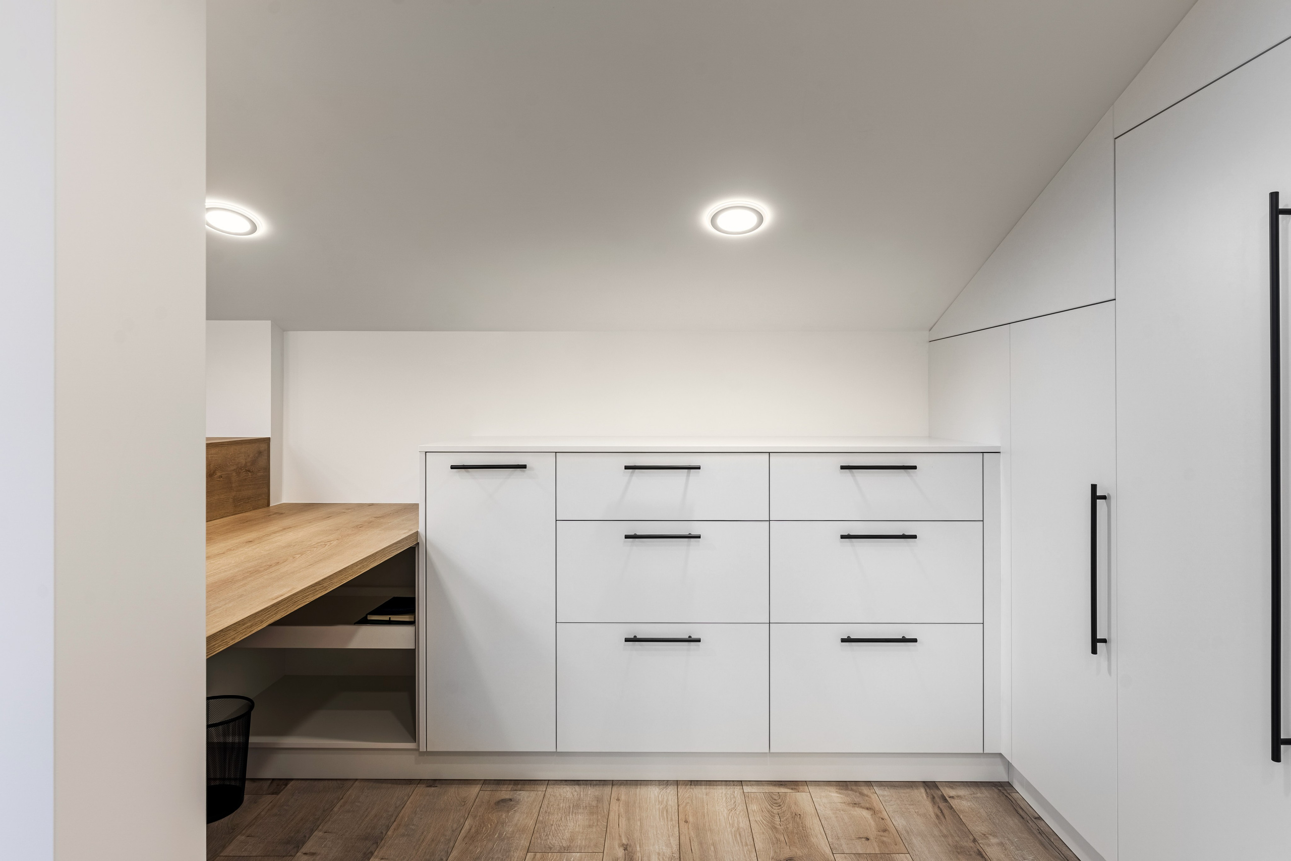 Мебели Русев-цялостно обзавеждане на три етажен семеен дом. Професионален фотограф в Пловдив и областта