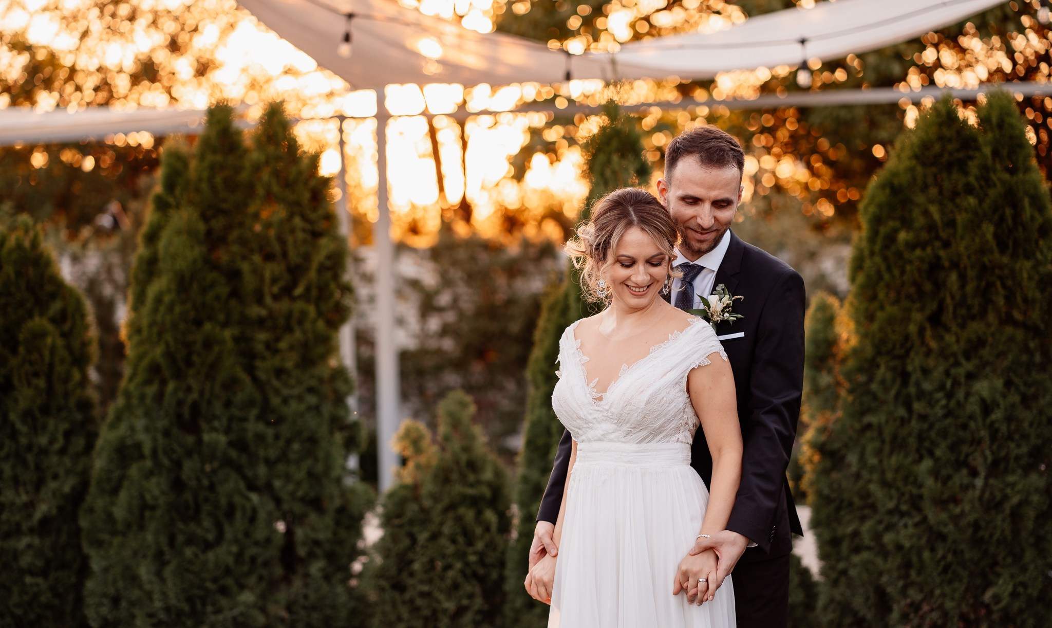 Moment emoționant între miri în ziua nunții, surprins într-un cadru natural și romantic, la Conacul din Livada. Fotografie de nuntă profesională, editată artistic pentru a evidenția emoția și eleganța evenimentului.