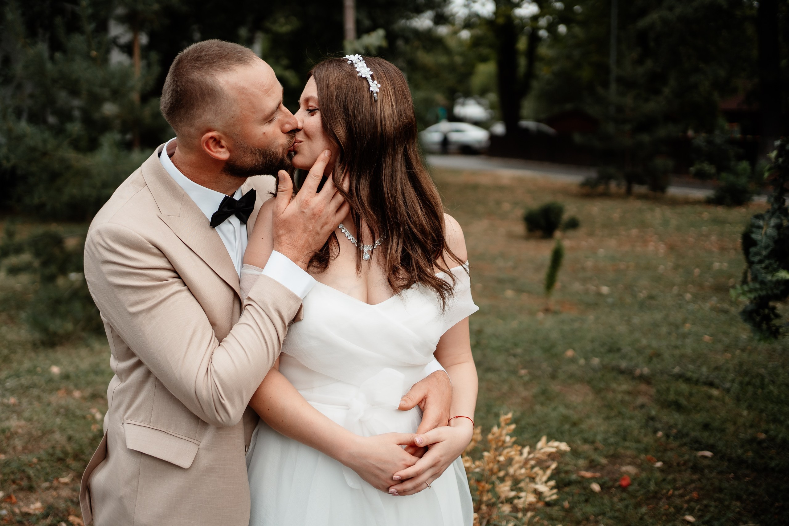 Miri fericiți în fața oficiului stării civile din Bucuresti, Sector 1, celebrând începutul unei noi vieți împreună. Fotografie de cununie civilă, capturând naturalețea și bucuria momentului special.