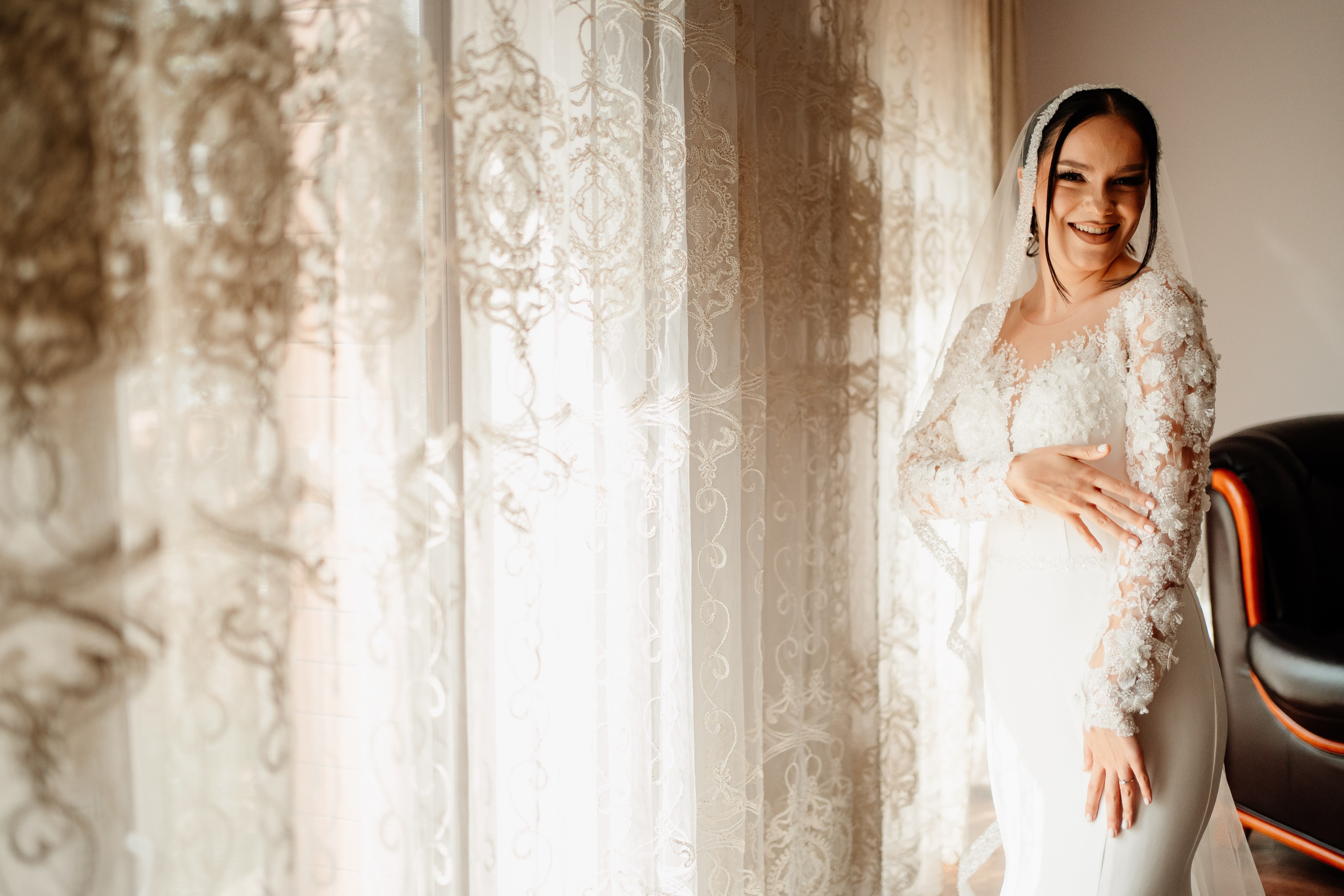 Moment emoționant între miri în ziua nunții, surprins într-un cadru natural și romantic, la Reina Events. Fotografie de nuntă profesională, editată artistic pentru a evidenția emoția și eleganța evenimentului.