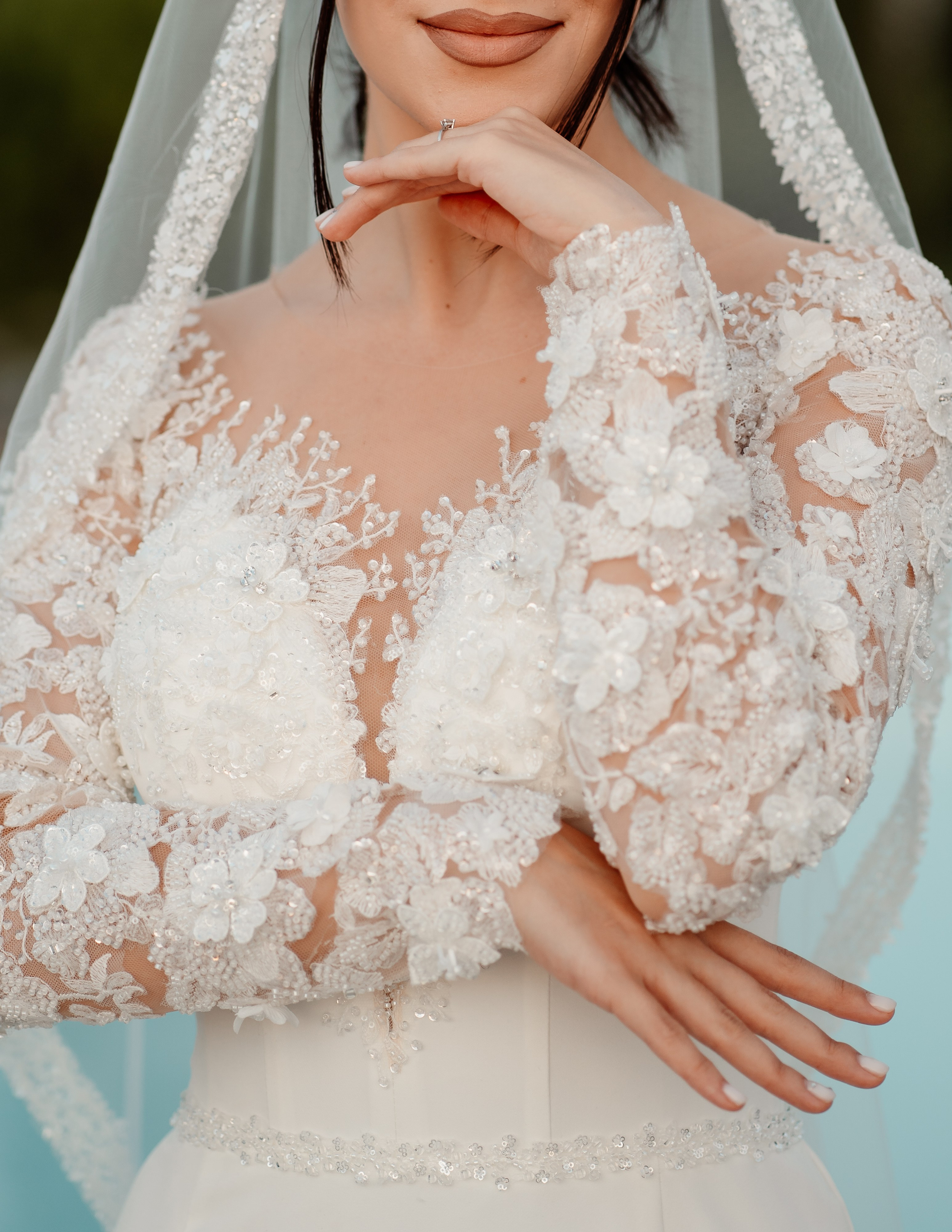 Moment emoționant între miri în ziua nunții, surprins într-un cadru natural și romantic, la Reina Events. Fotografie de nuntă profesională, editată artistic pentru a evidenția emoția și eleganța evenimentului.