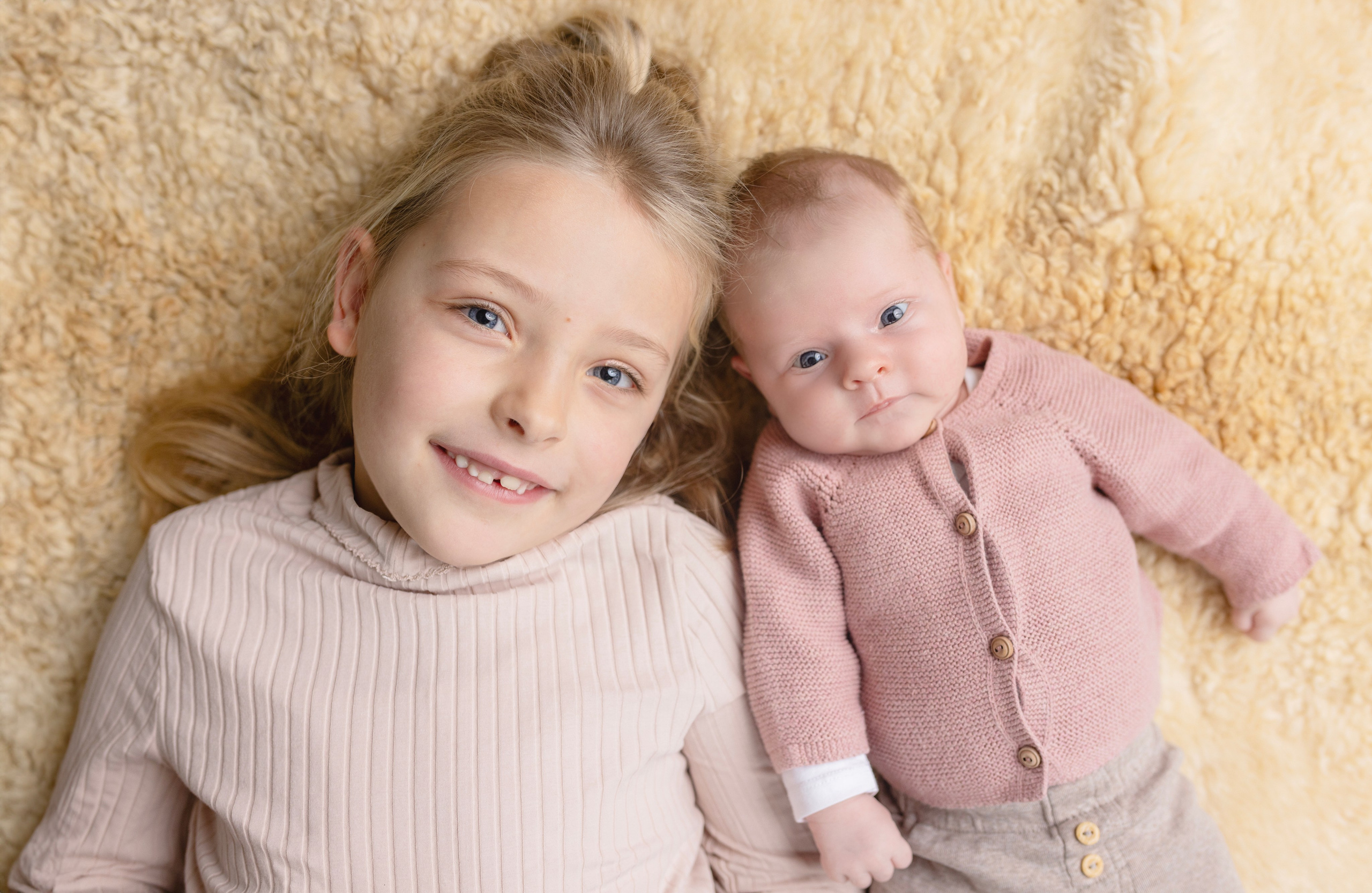 Kostbare newborn momenten gefotografeerd door Irina Hoek.