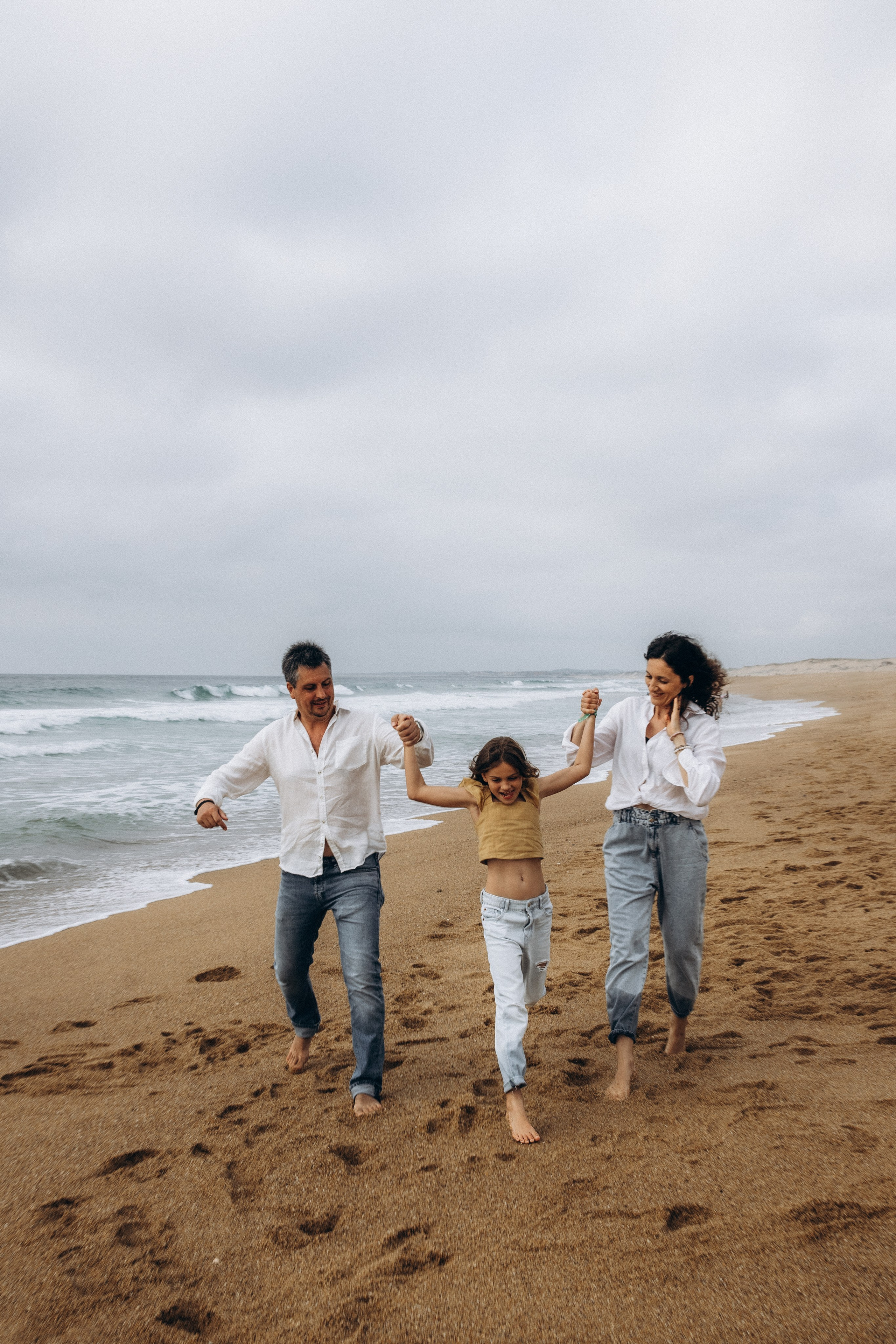 Family photoshoot by the ocean. Labenne Ocean Beach 2024. Eugenie Smirnova — wedding, corporate and lifestyle photographer in Toulouse and Southwest France