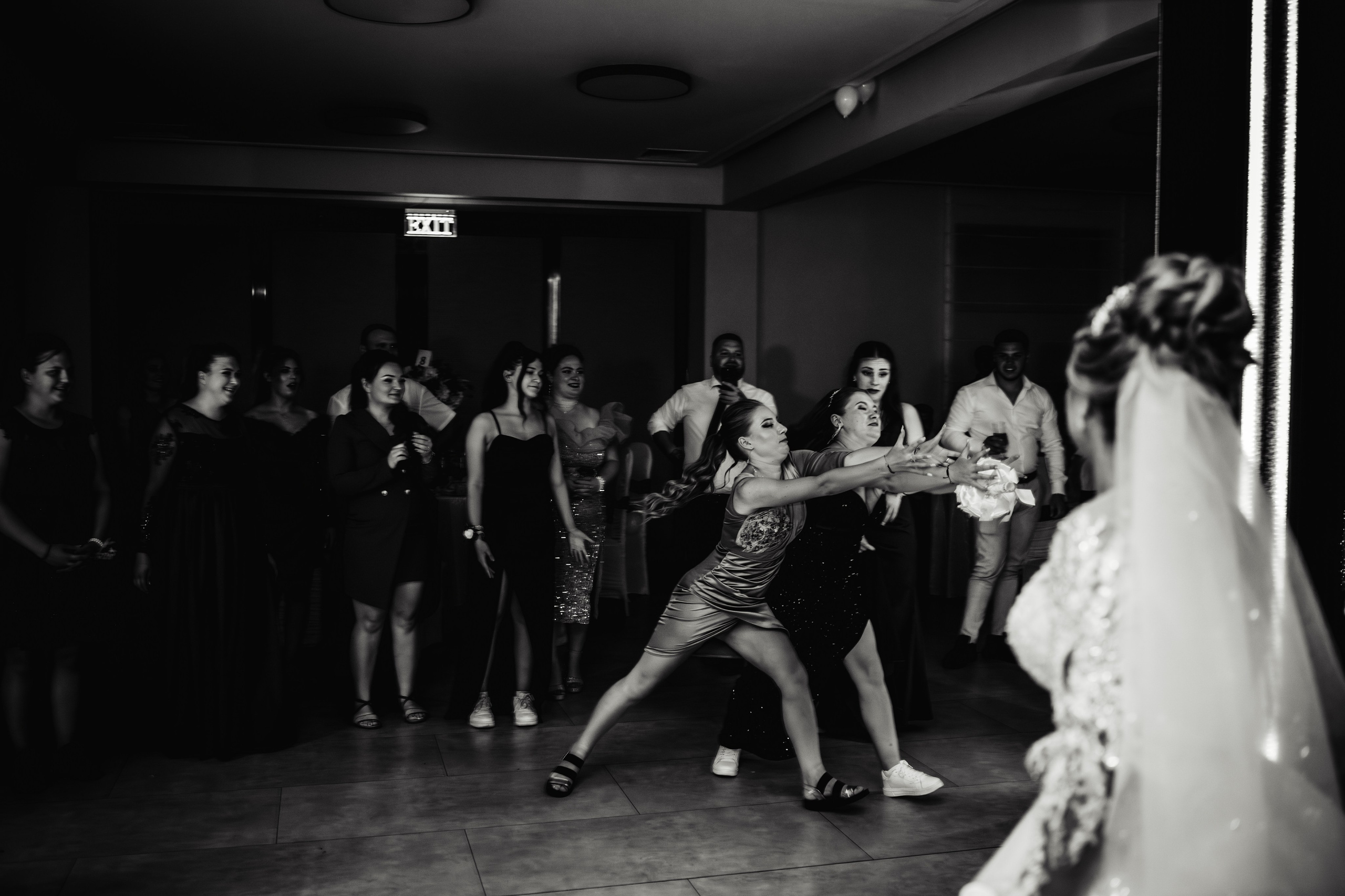 Fotograf profesionist de nuntă. Cu o abordare creativă și tehnici unice, spunem povestea voastră prin imagini pline de iubire și naturalețe. Descoperă arta fotografiei de nuntă . Fotograf Iasi, fotograf de nunta Suceava. Fotografii de nuntă. Pachet fotografii de nuntă. Fotograf Iasi, fotograf Suceava, fotograf Botosani, fotograf Romania. Servicii foto nuntă. Servicii foto-video.