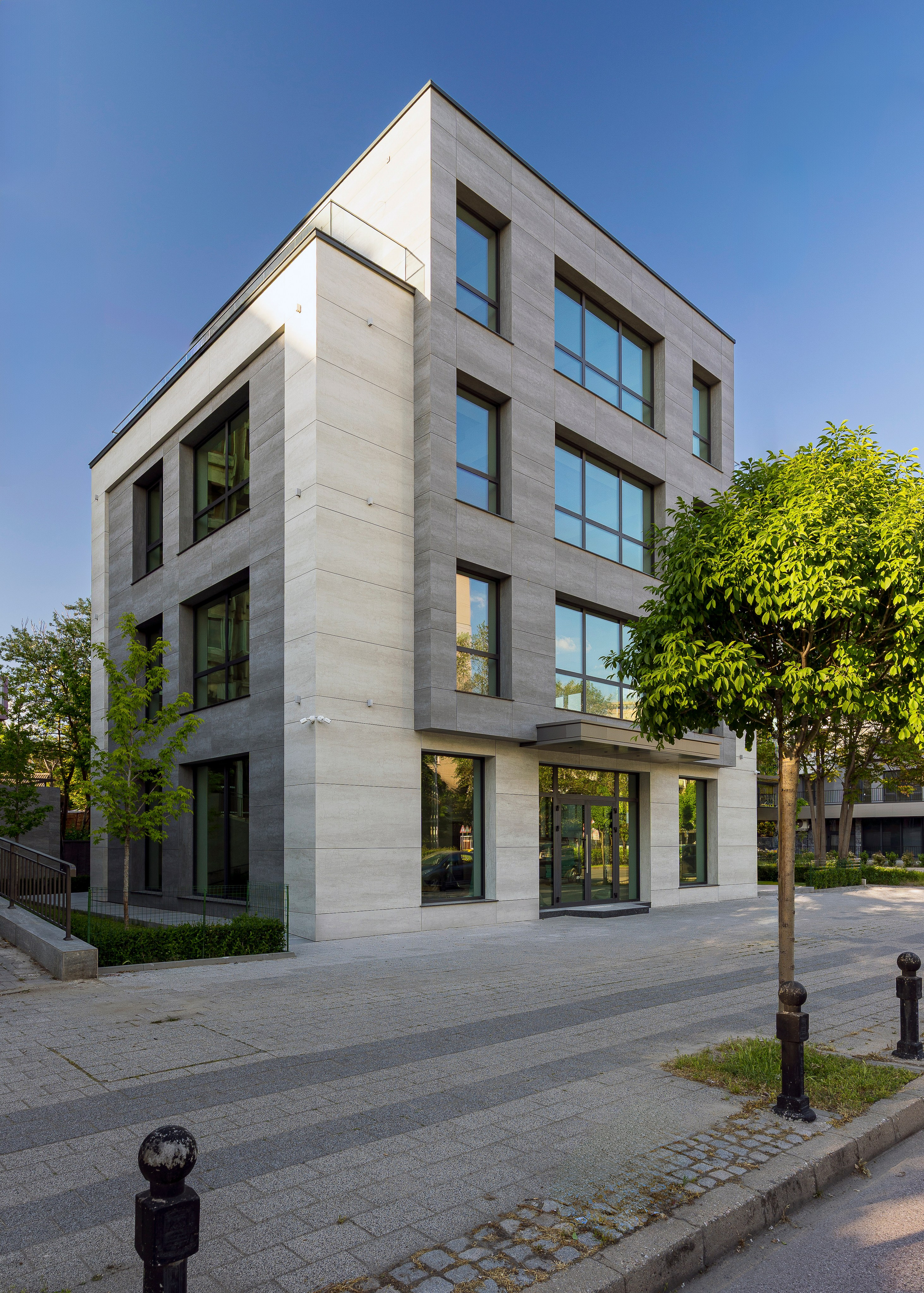 Екстериор на бизнес сграда. Професионален фотограф в Пловдив и областта