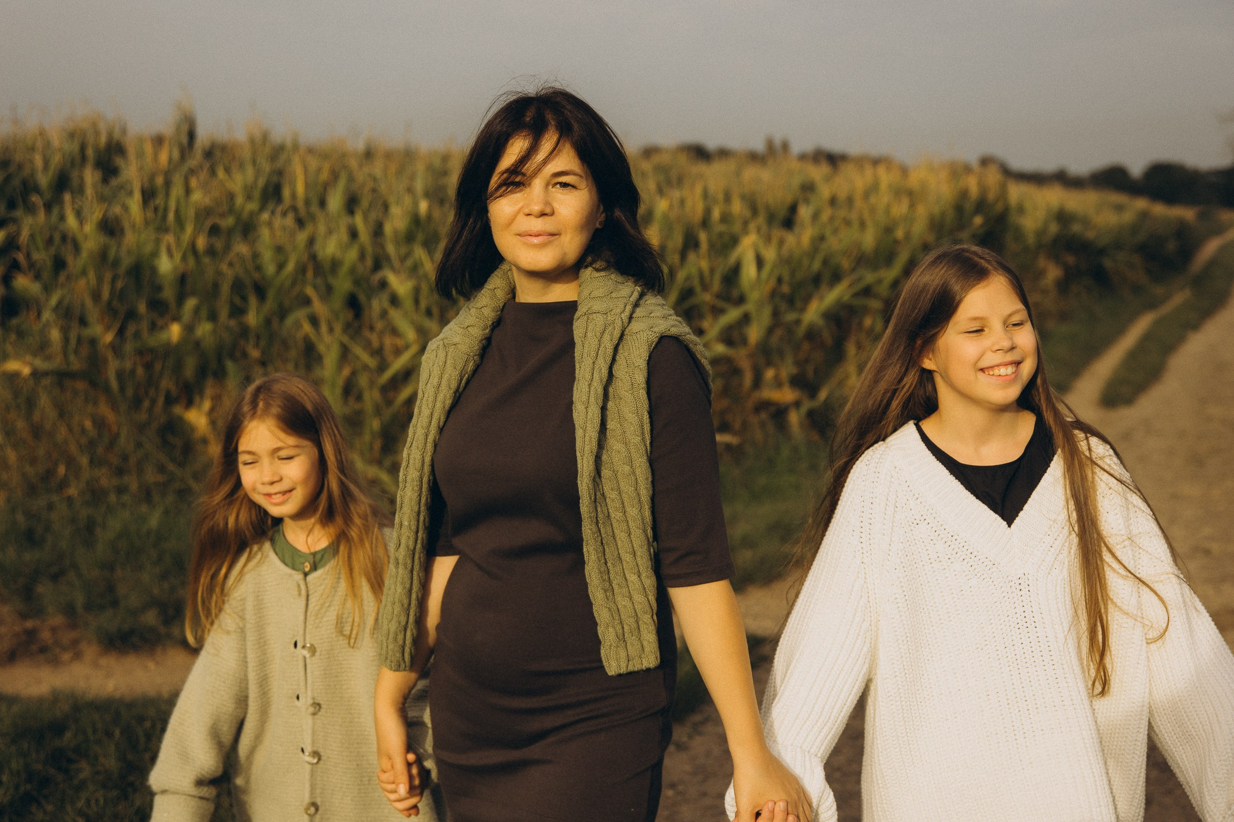 Mama und ihre zwei bezaubernden Töchter in einer familiären Fotosession. Familien & Hochzeitfotografin Nadja Holzmann