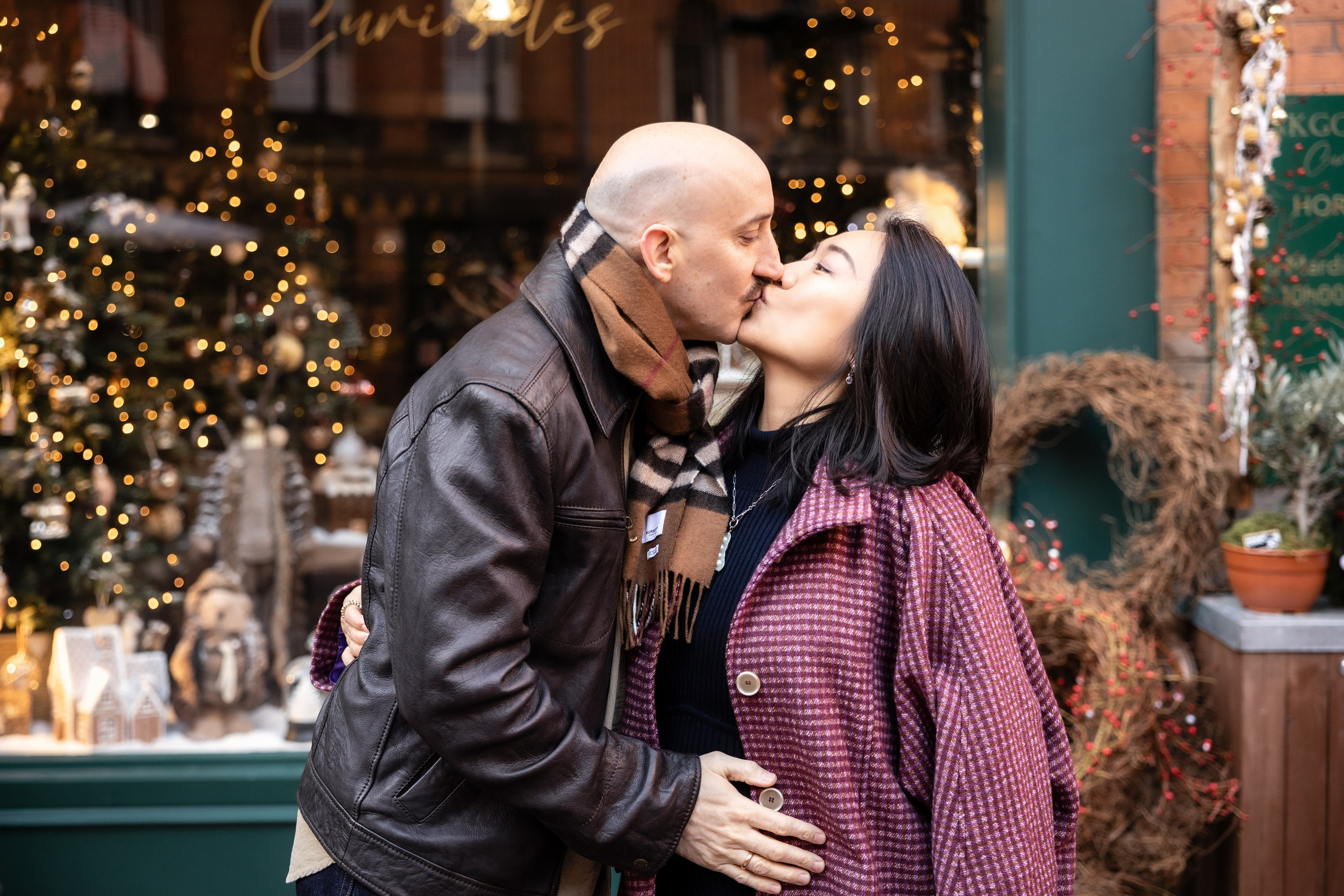 Christmas maternity photo session in Toulouse. Eugenie Smirnova — wedding, corporate and lifestyle photographer in Toulouse and Southwest France