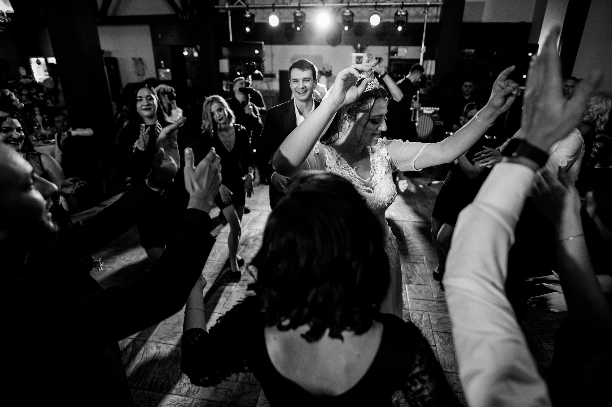 Fotograf profesionist de nuntă. Cu o abordare creativă și tehnici unice, spunem povestea voastră prin imagini pline de iubire și naturalețe. Descoperă arta fotografiei de nuntă . Fotograf Iasi, fotograf de nunta Suceava. Fotografii de nuntă. Pachet fotografii de nuntă. Fotograf Iasi, fotograf Suceava, fotograf Botosani, fotograf Romania. Servicii foto nuntă. Servicii foto-video.