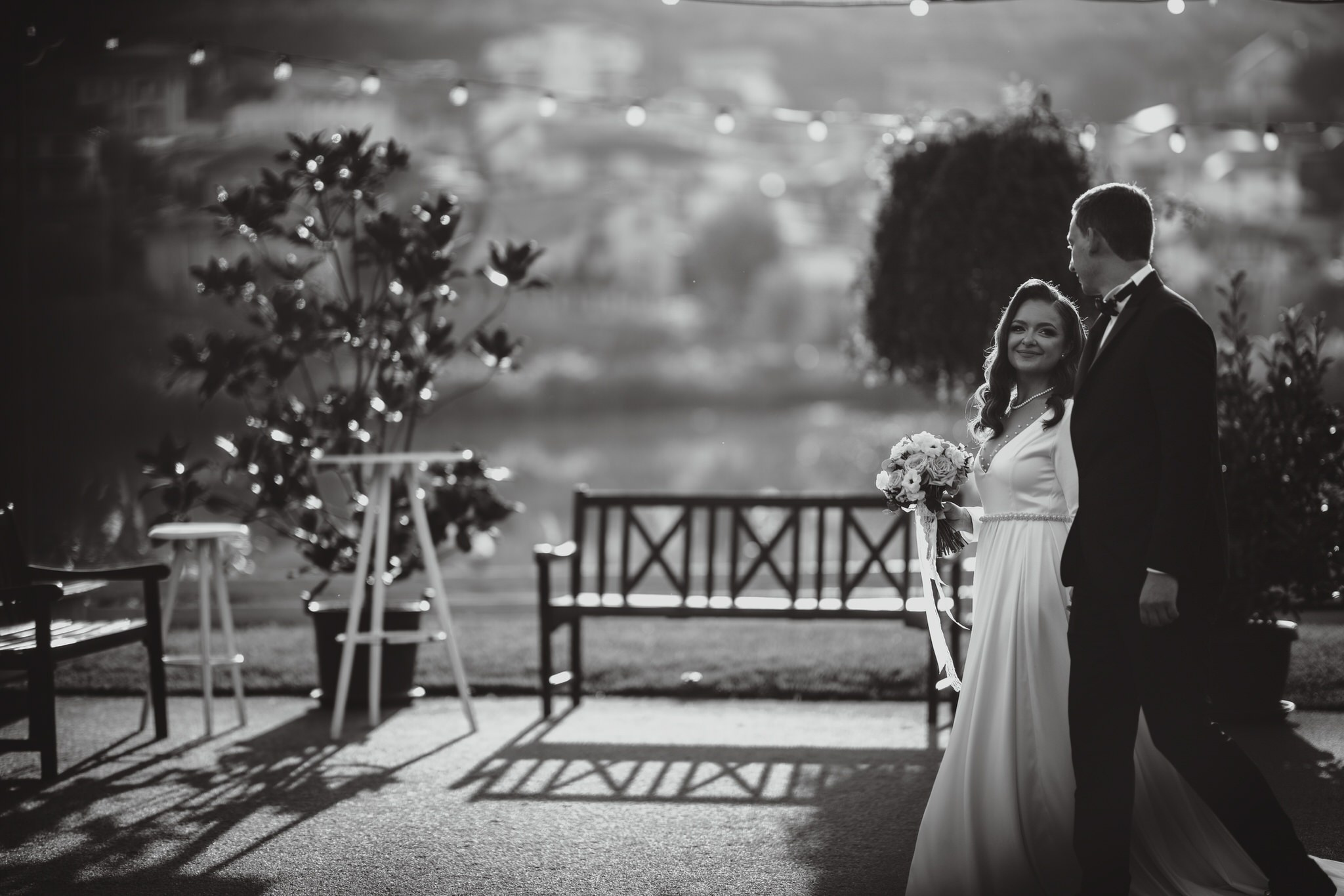 Fotograf profesionist de nuntă. Cu o abordare creativă și tehnici unice, spunem povestea voastră prin imagini pline de iubire și naturalețe. Descoperă arta fotografiei de nuntă . Fotograf Iasi, fotograf de nunta Suceava. Fotografii de nuntă. Pachet fotografii de nuntă. Fotograf Iasi, fotograf Suceava, fotograf Botosani, fotograf Romania. Servicii foto nuntă. Servicii foto-video.