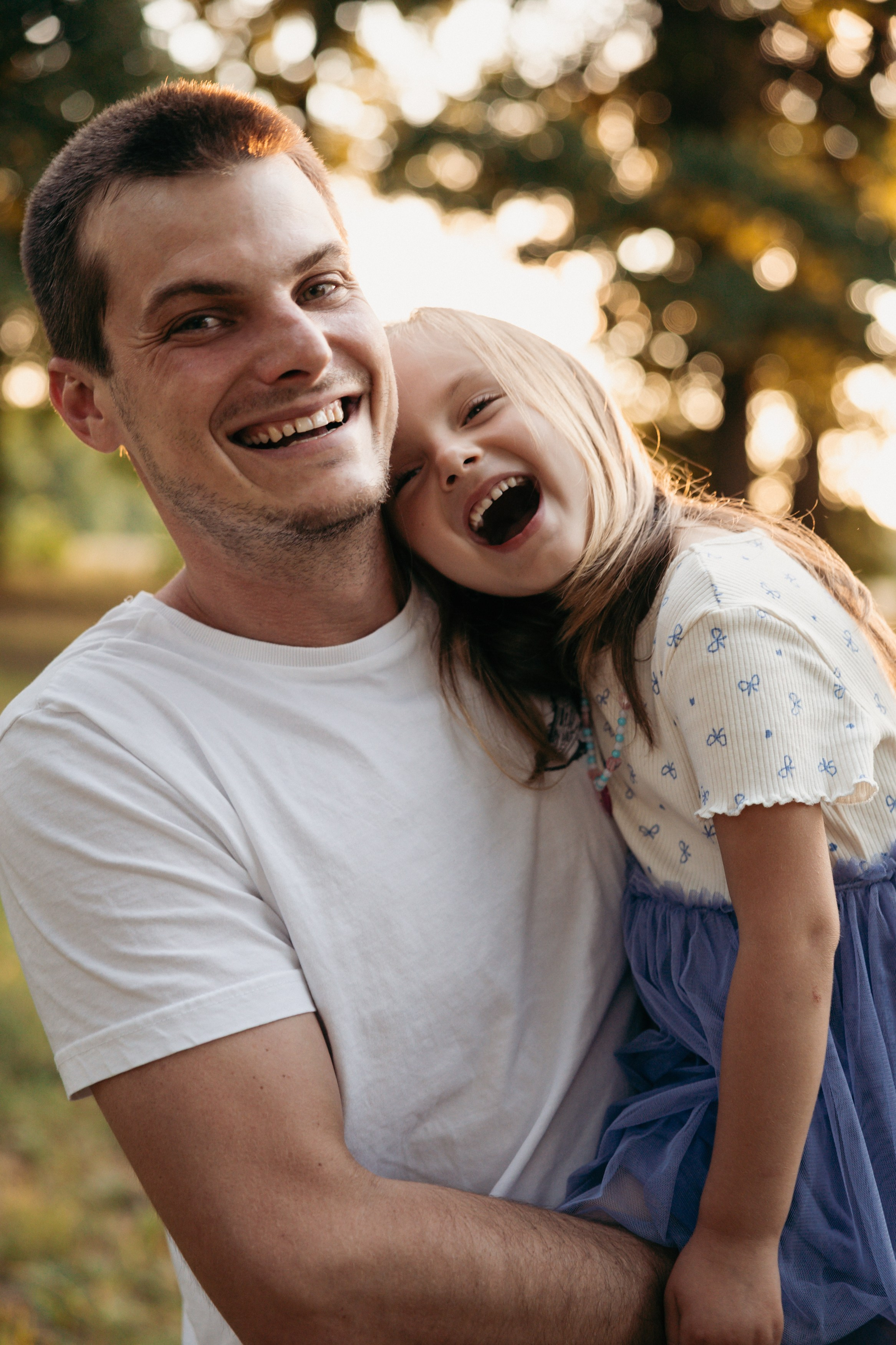 Family in the Park. Lifestyle and Family Photographer in Pisek Oxana Telupilova