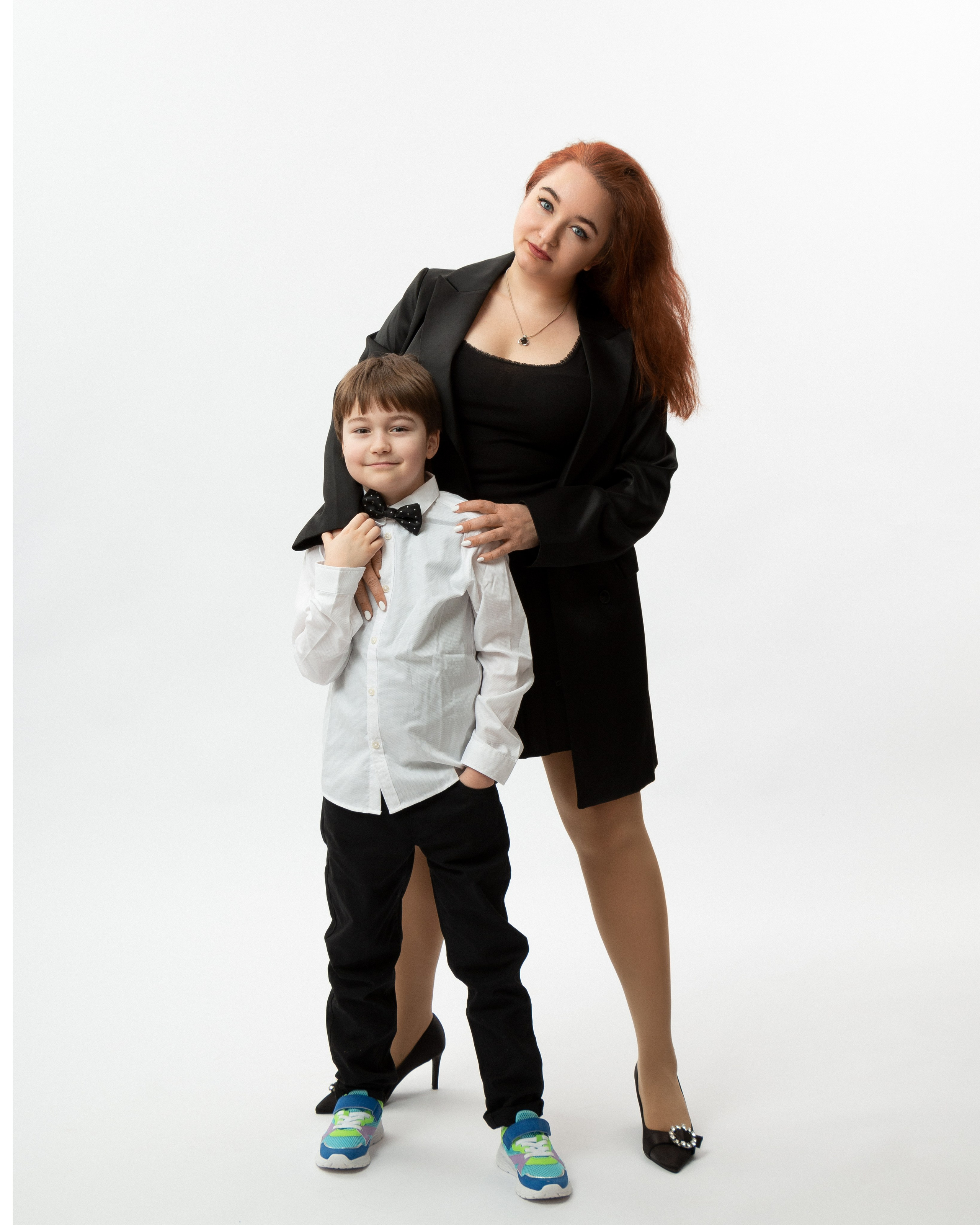 Ksenia hält ihren Sohn zärtlich im Arm – Geborgenheit und Nähe