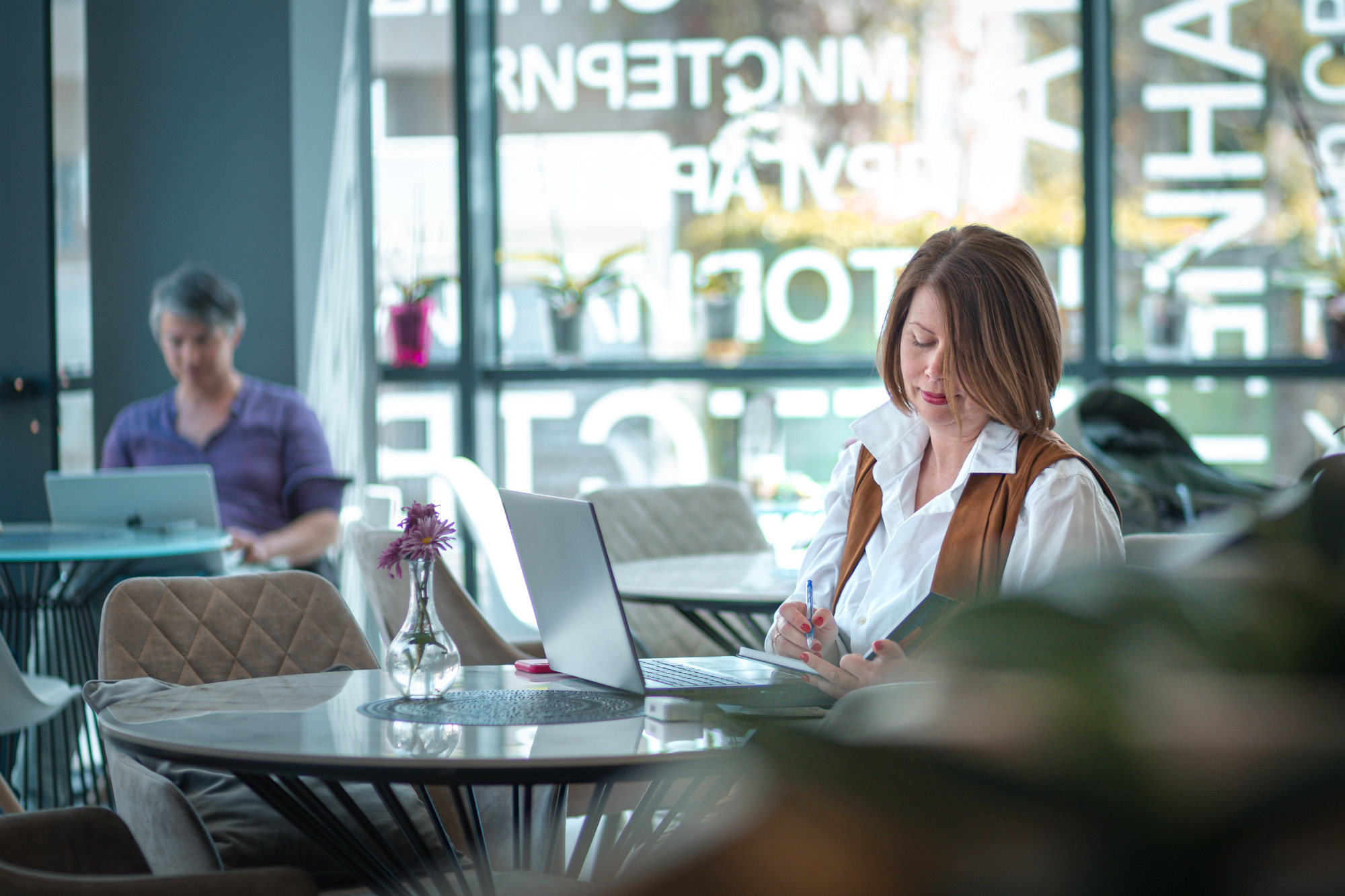 Business. Фотограф Бургас. Фотосесии в студио и на открито, портрети, заснемане